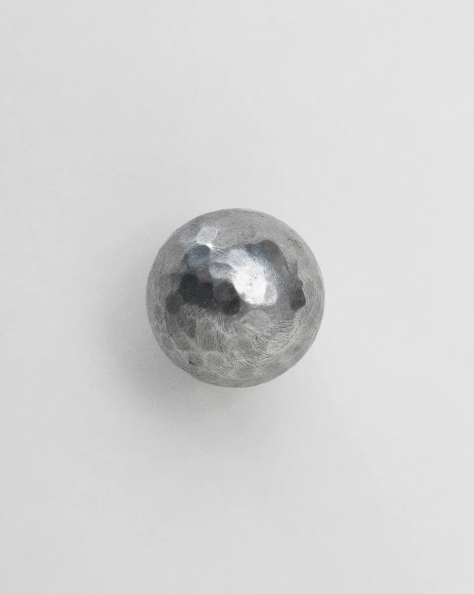 hein-studio-noah-bouton-de-meuble-zinc image 1
