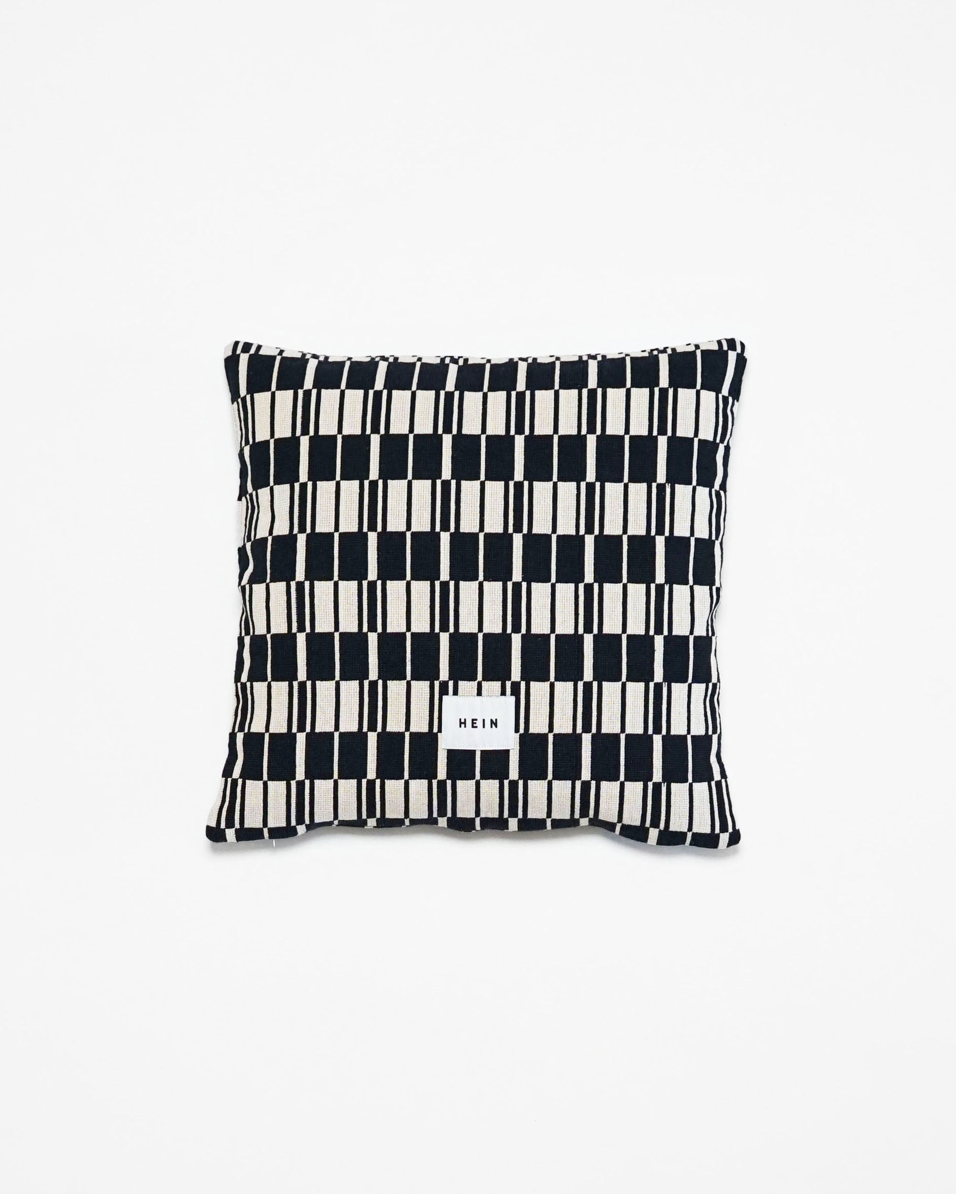 hein-studio-uma-coussin-50x50-cm-navy-offwhite-jacquard-coton image 1