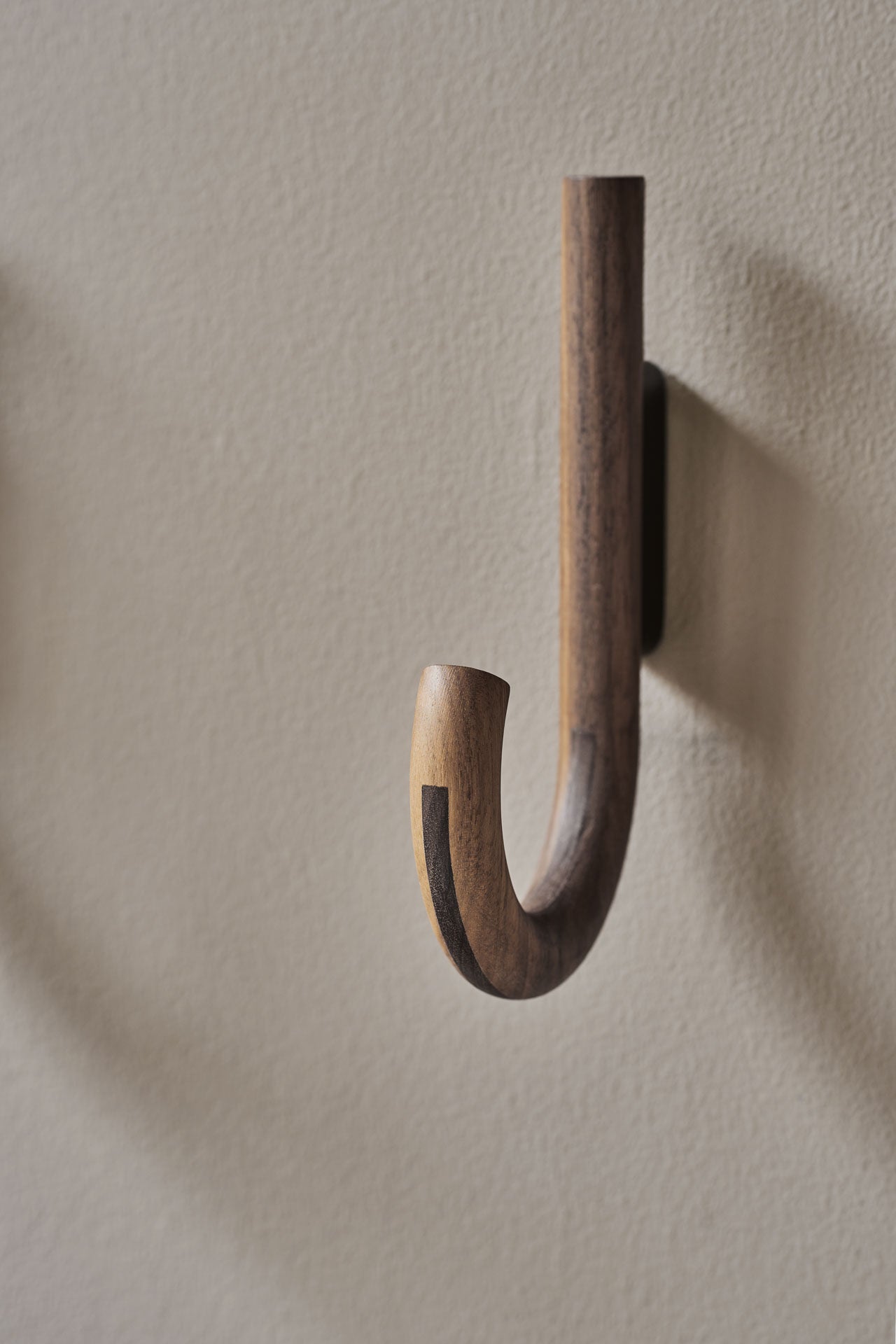 gejst-hook-pat-re-noyer-noir-porte-manteau image 3