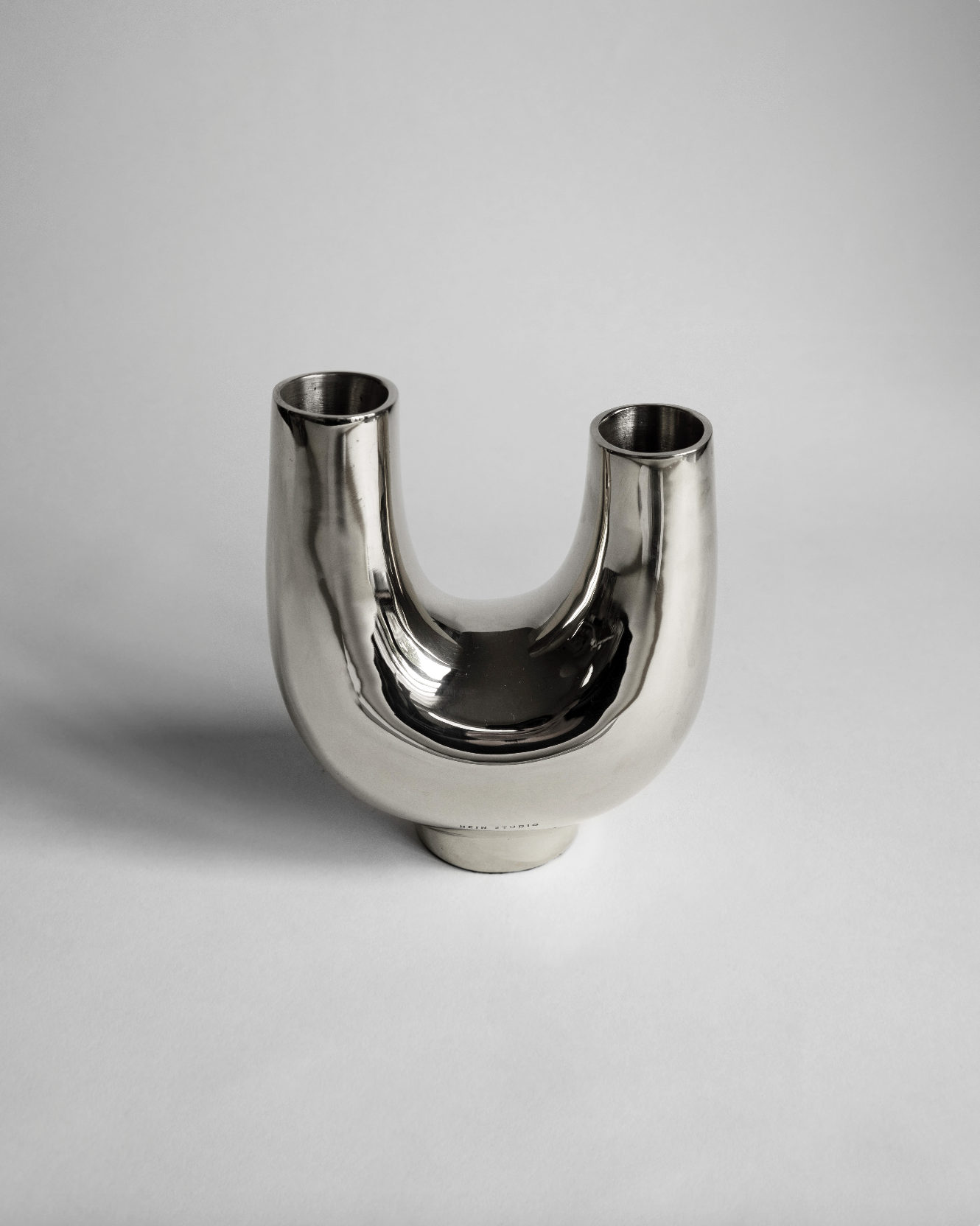 hein-studio-kazumi-vase-laiton-finition-titane image 2