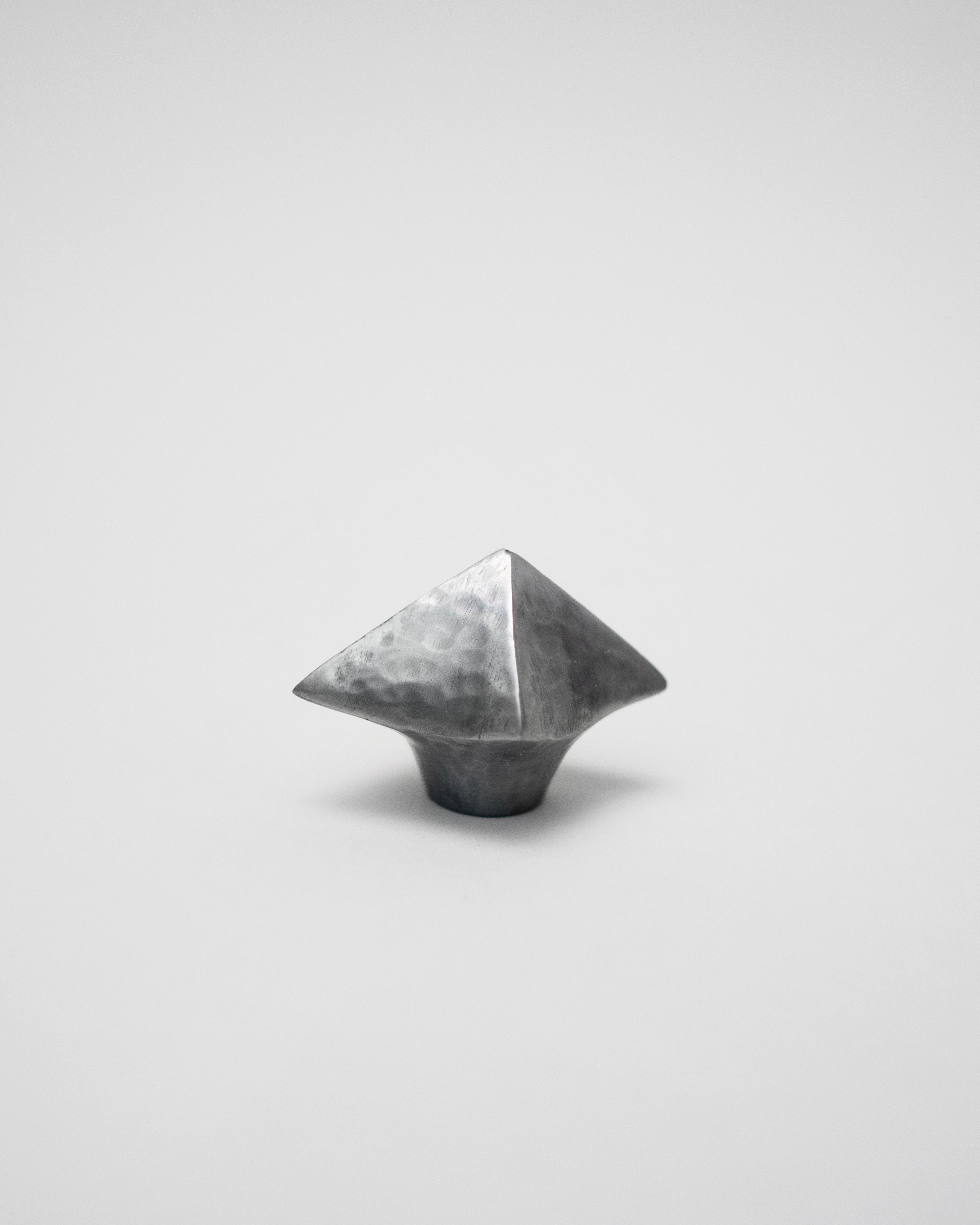hein-studio-villum-bouton-meuble-finition-zinc image 5
