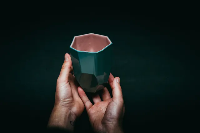 c-cile-charroy-kaolin-mug-porcelaine-artisanale-couleurs image 1