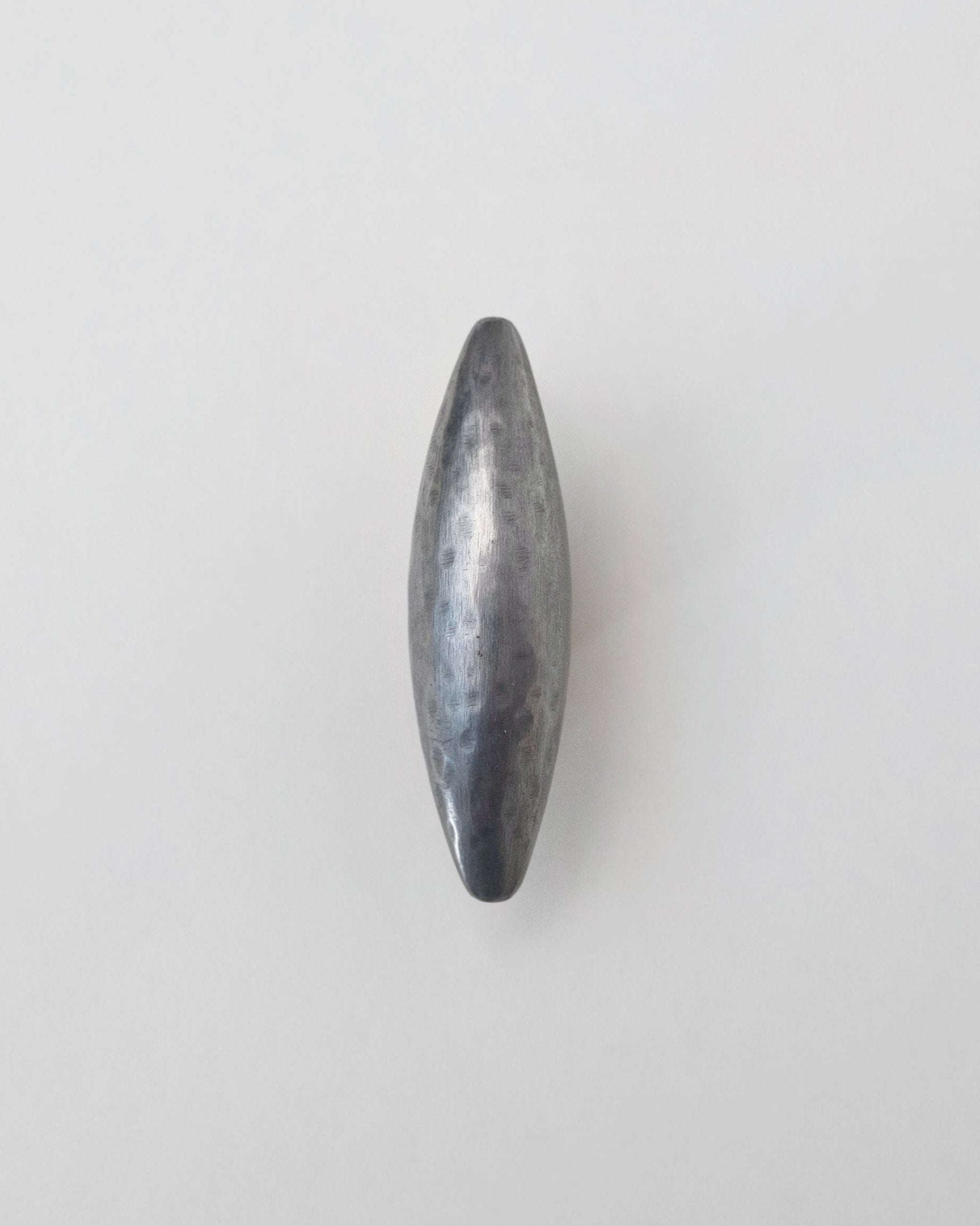 hein-studio-belle-bouton-de-meuble-laiton-finition-zinc image 1