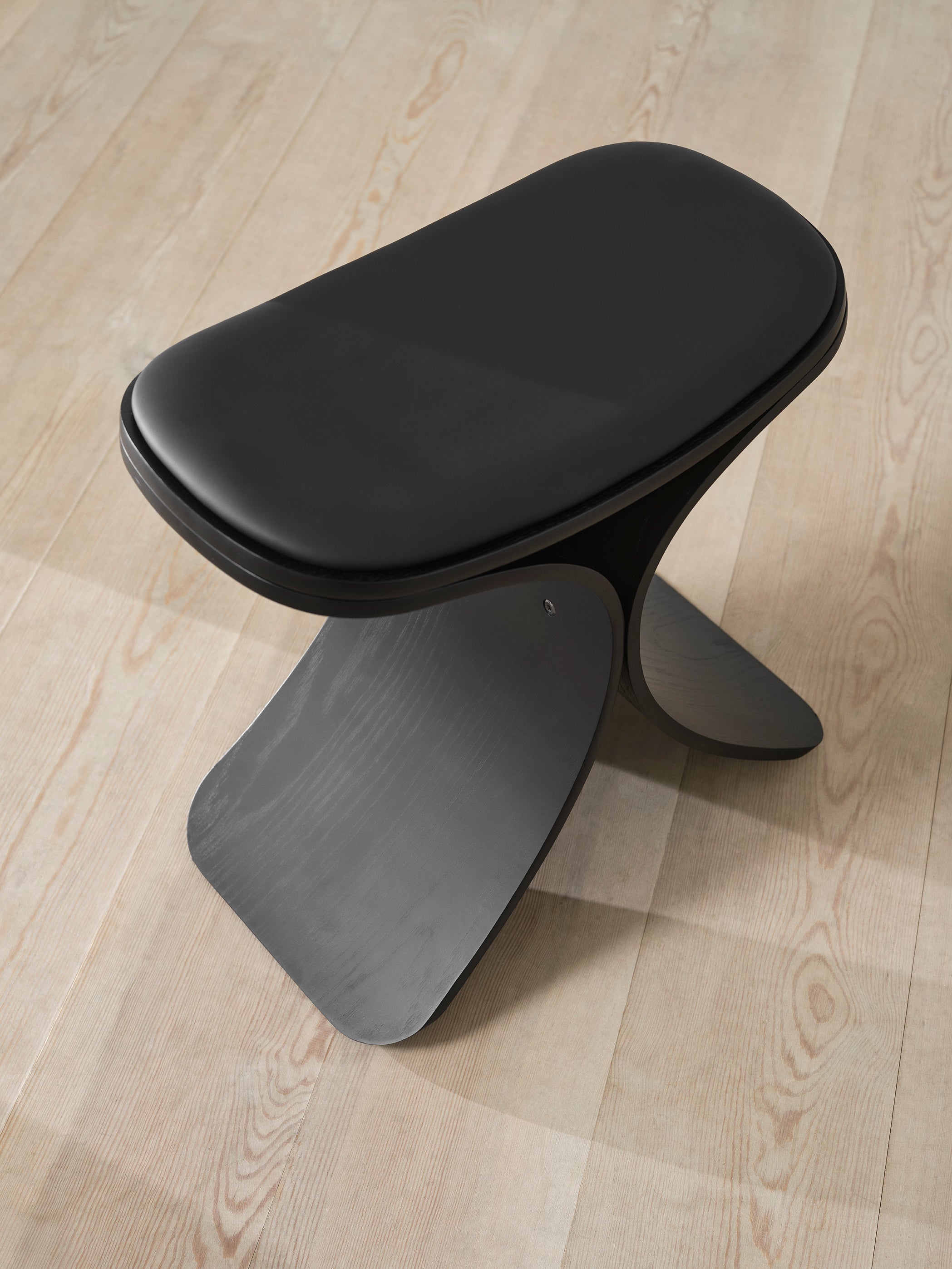 gejst-luno-tabouret-ch-ne-noir-cuir-noir-design image 2