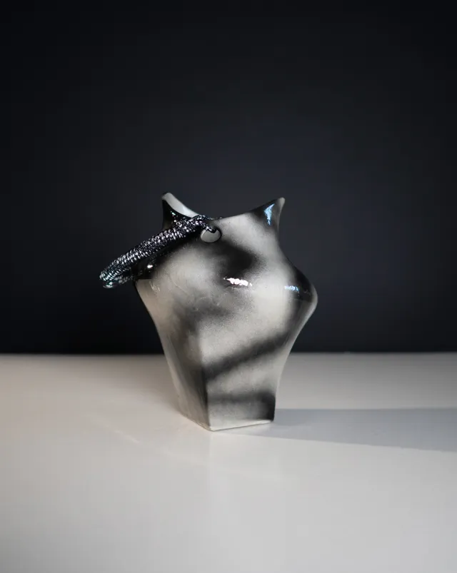 hein-studio-nami-vase-avec-anse-c-ramique-peinte-main image 1