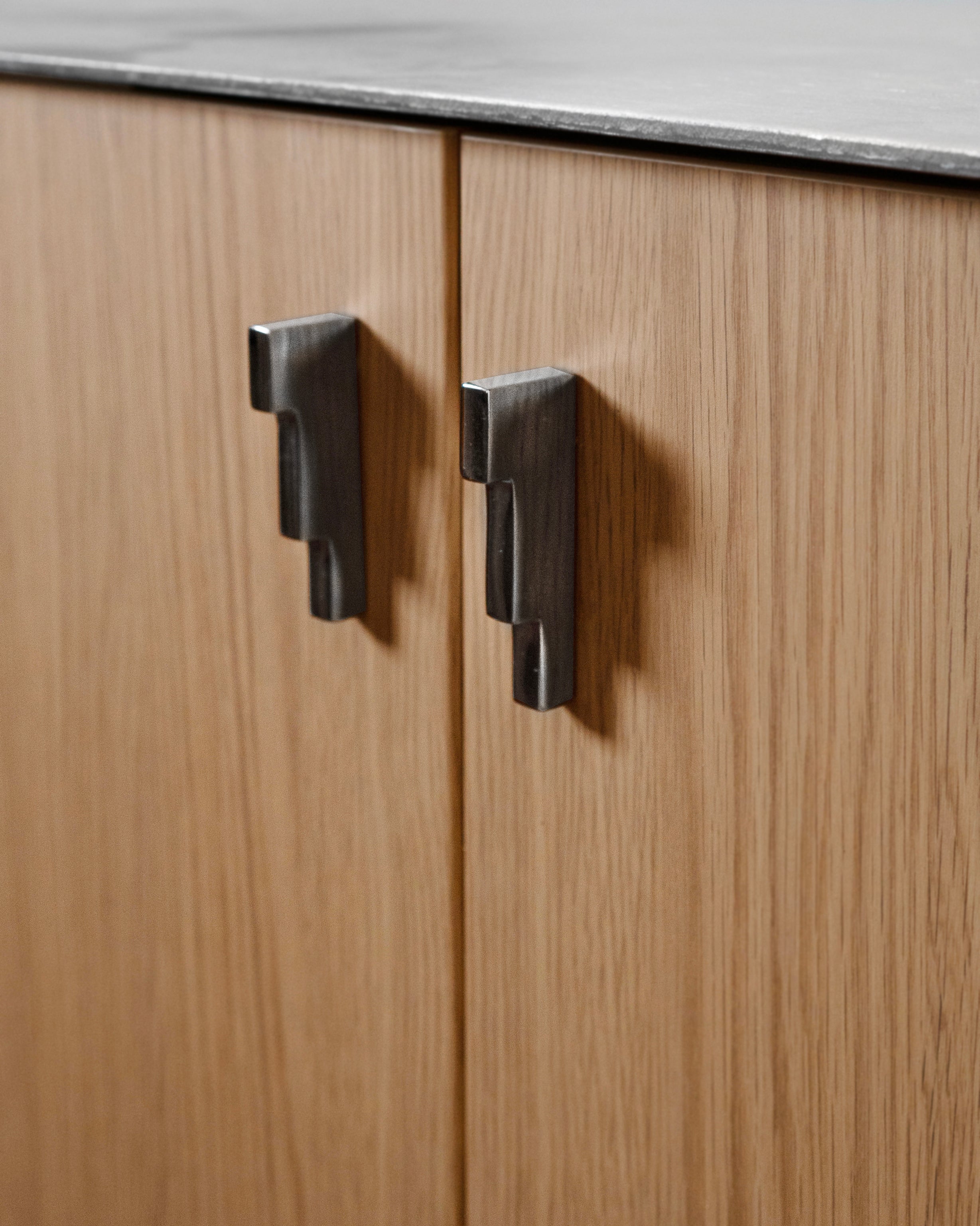 hein-studio-pierre-knob-bouton-meuble-laiton-titane image 5