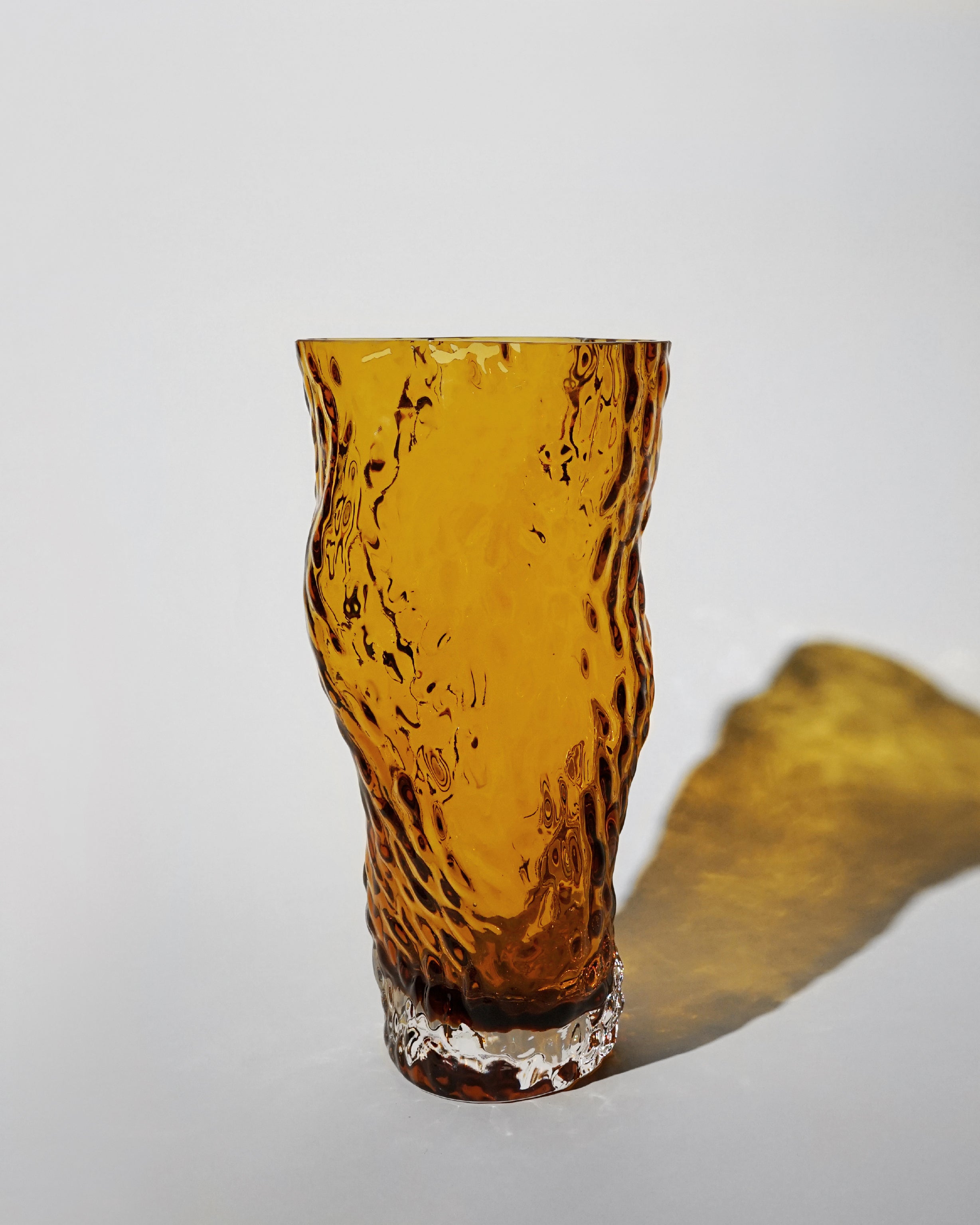 hein-studio-ostrea-vase-en-verre-ambre-30-cm image 6