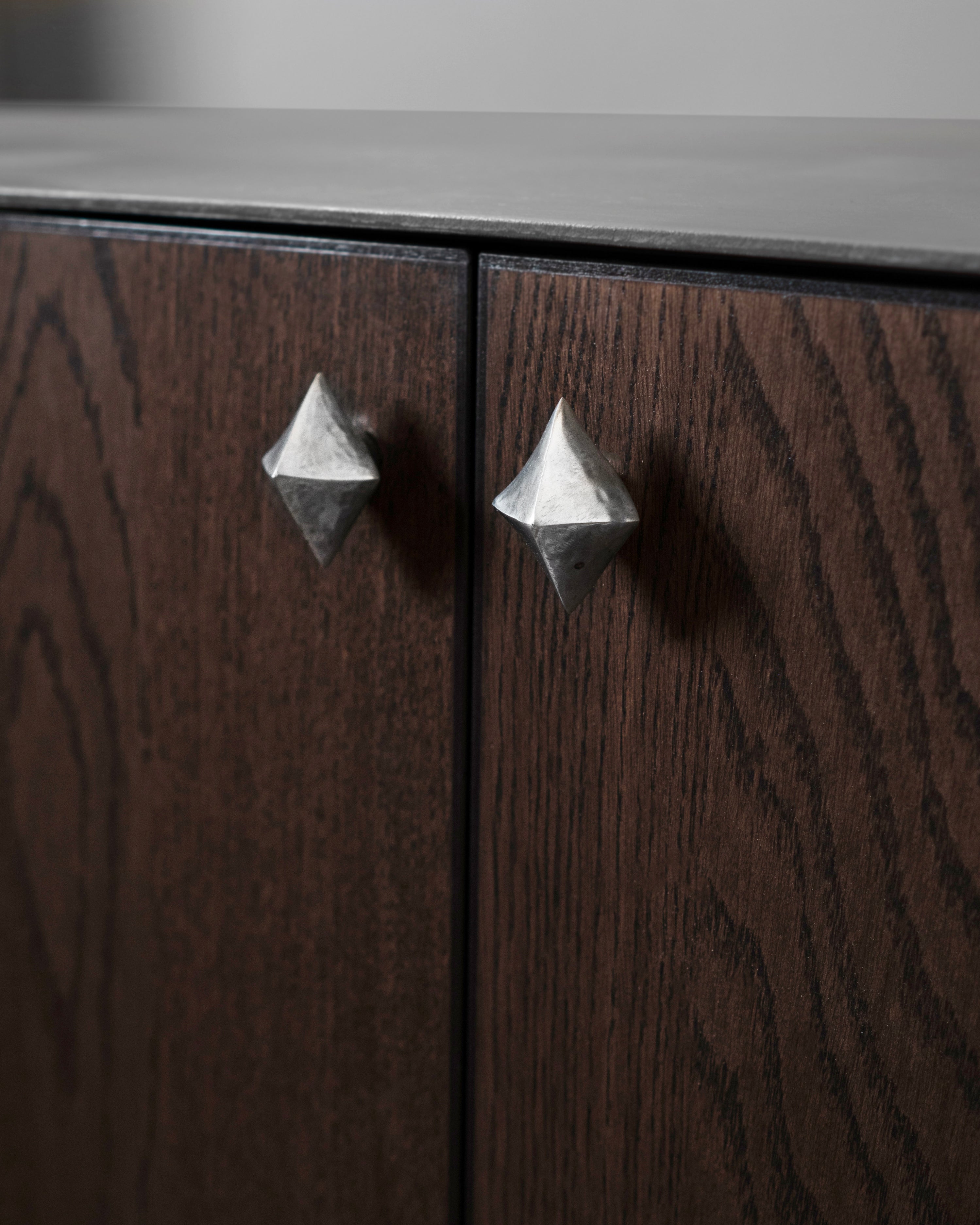 hein-studio-villum-bouton-meuble-finition-zinc image 6
