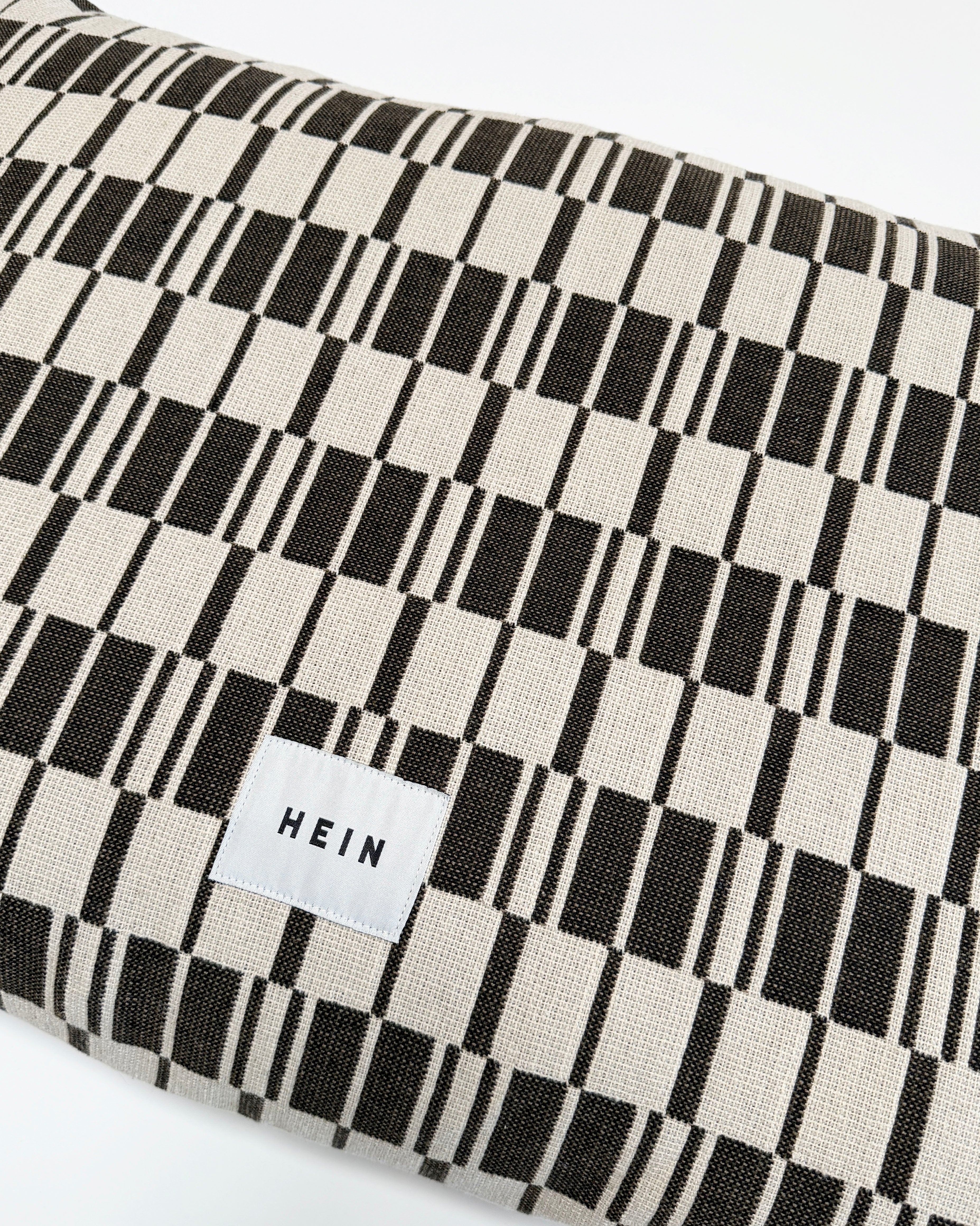 hein-studio-uma-50x70-coussin-taupe-off-white-jacquard image 2