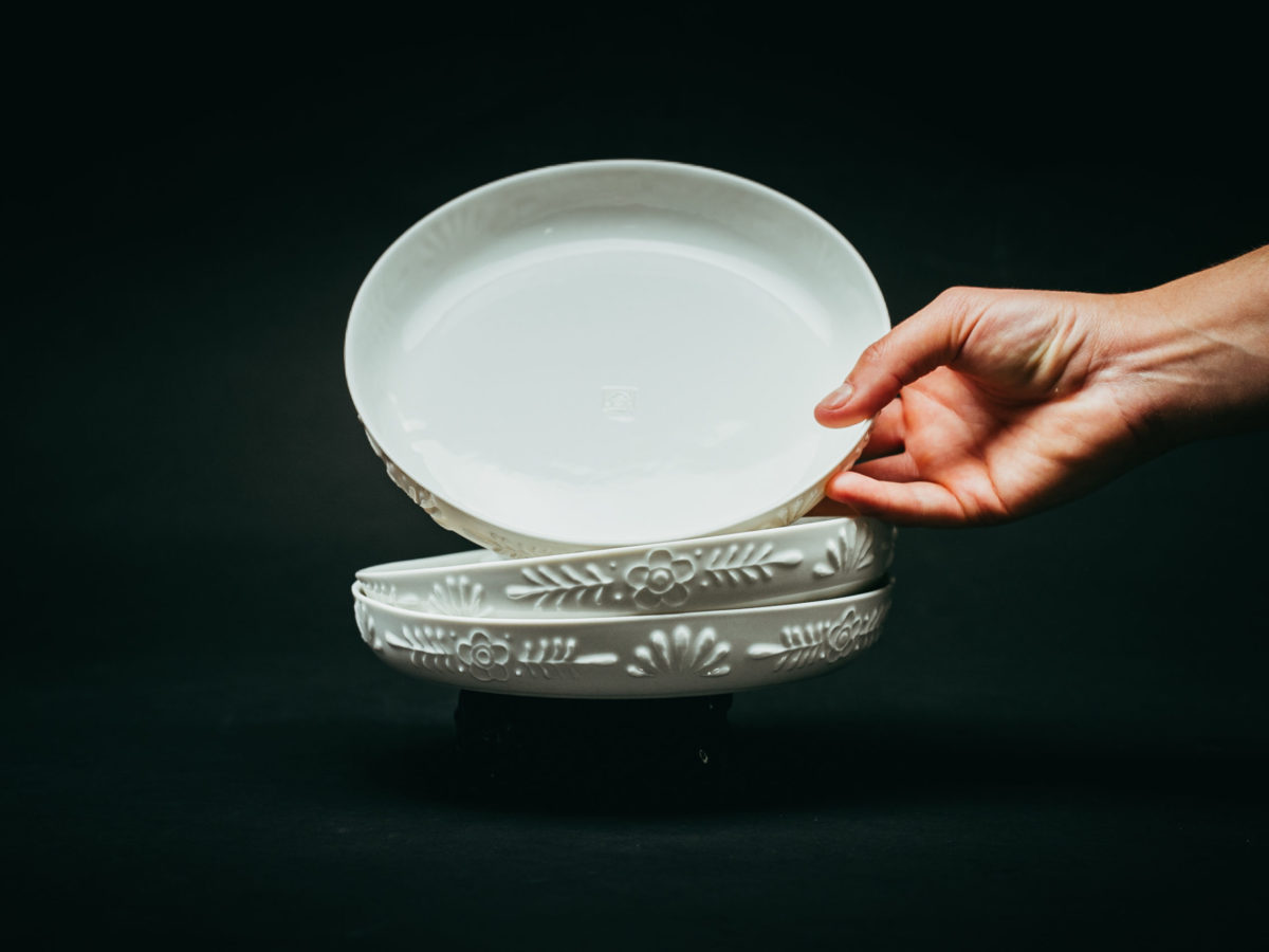 c-cile-charroy-jiki-assiette-porcelaine-relief-grav image 2