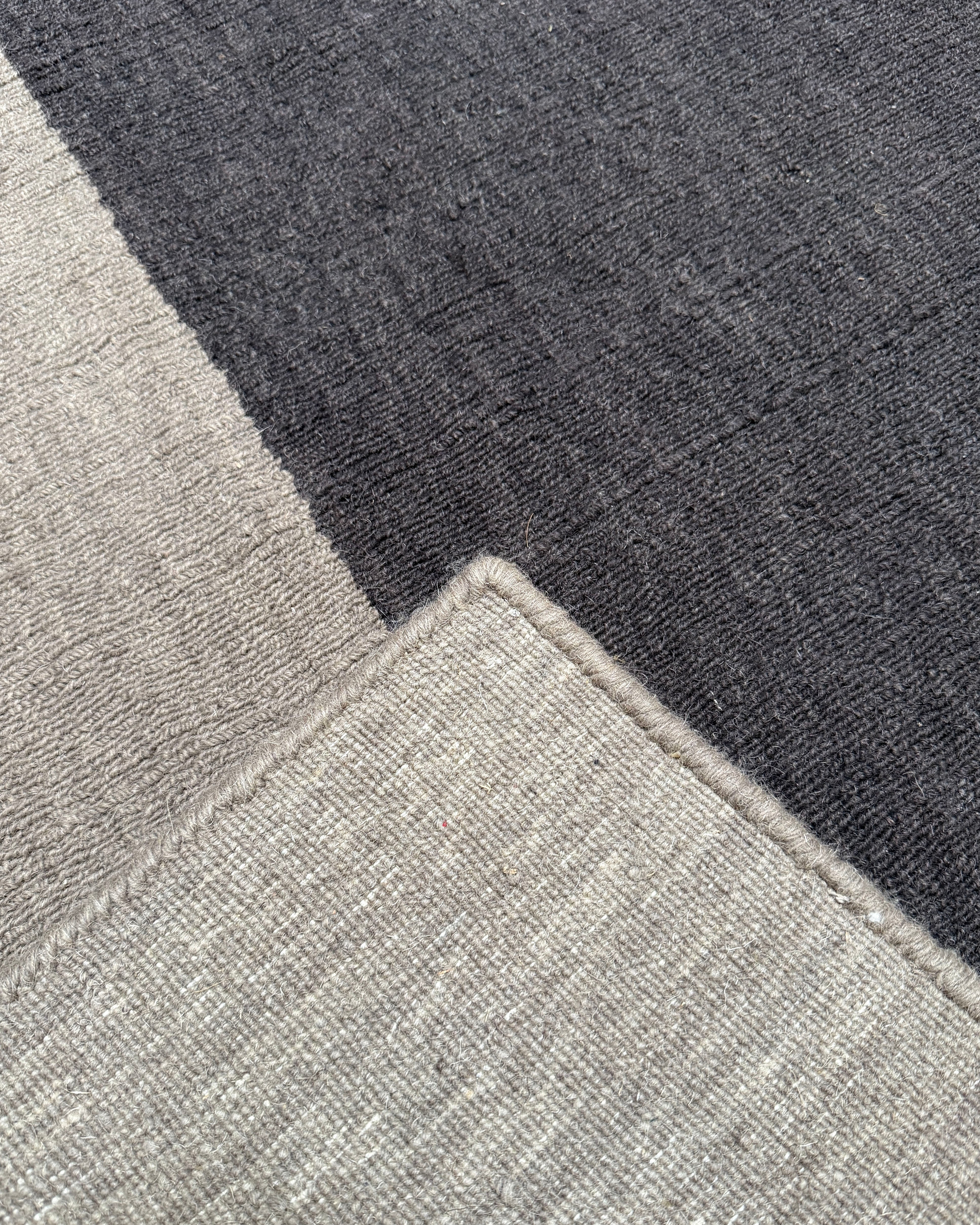 hein-studio-ella-tapis-laine-170x240-noir-marron-sable image 2