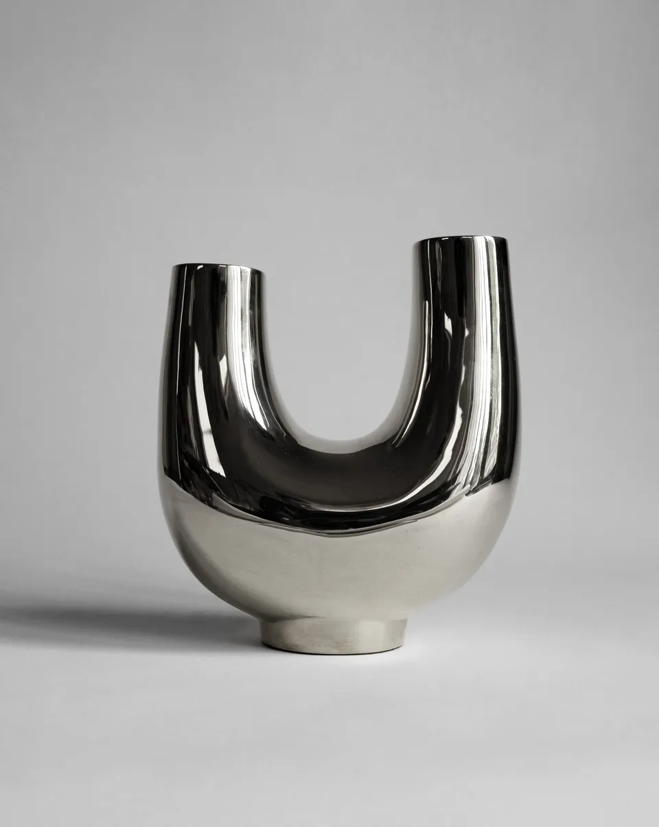 hein-studio-kazumi-vase-laiton-finition-titane image 1