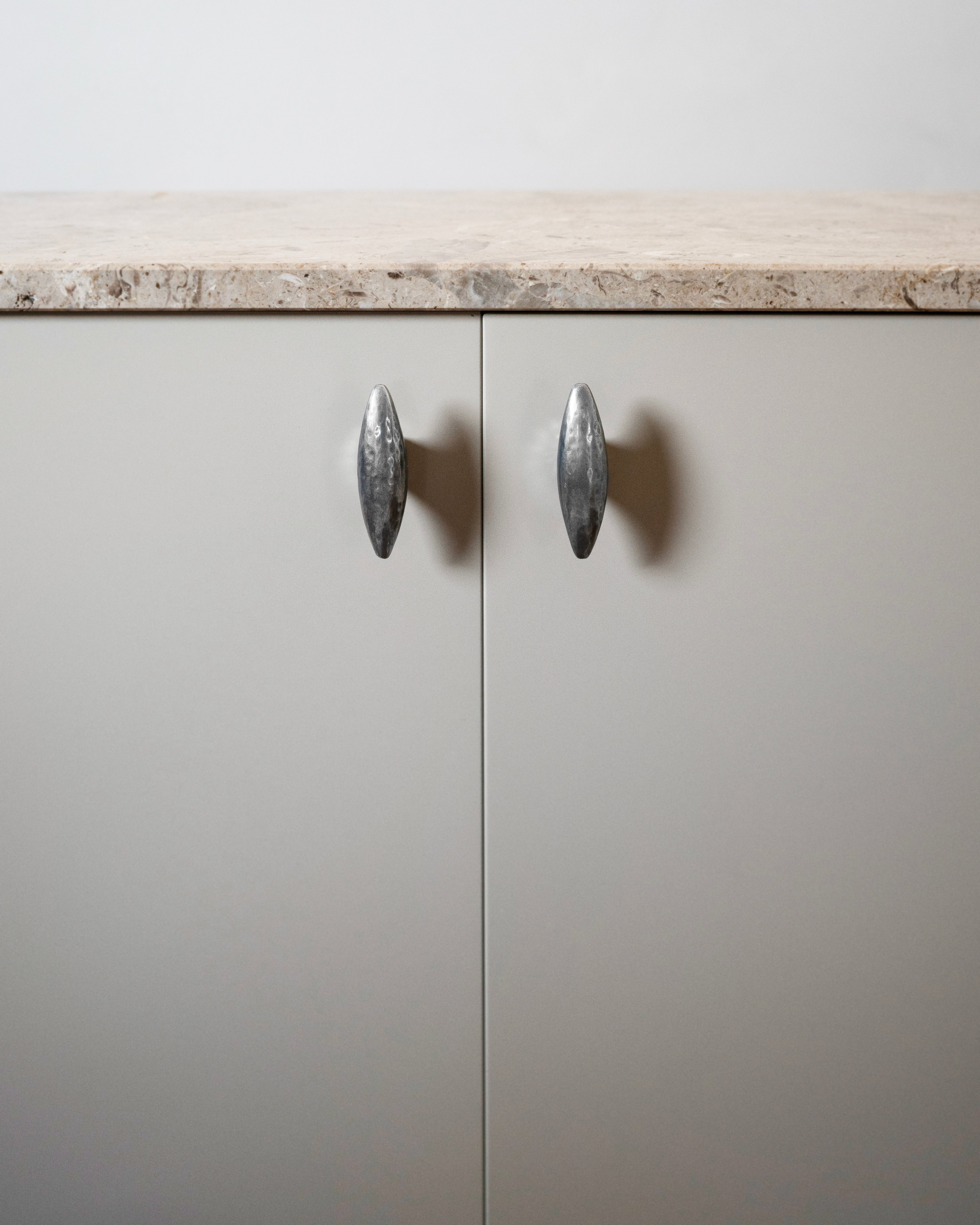 hein-studio-belle-bouton-de-meuble-laiton-finition-zinc image 5
