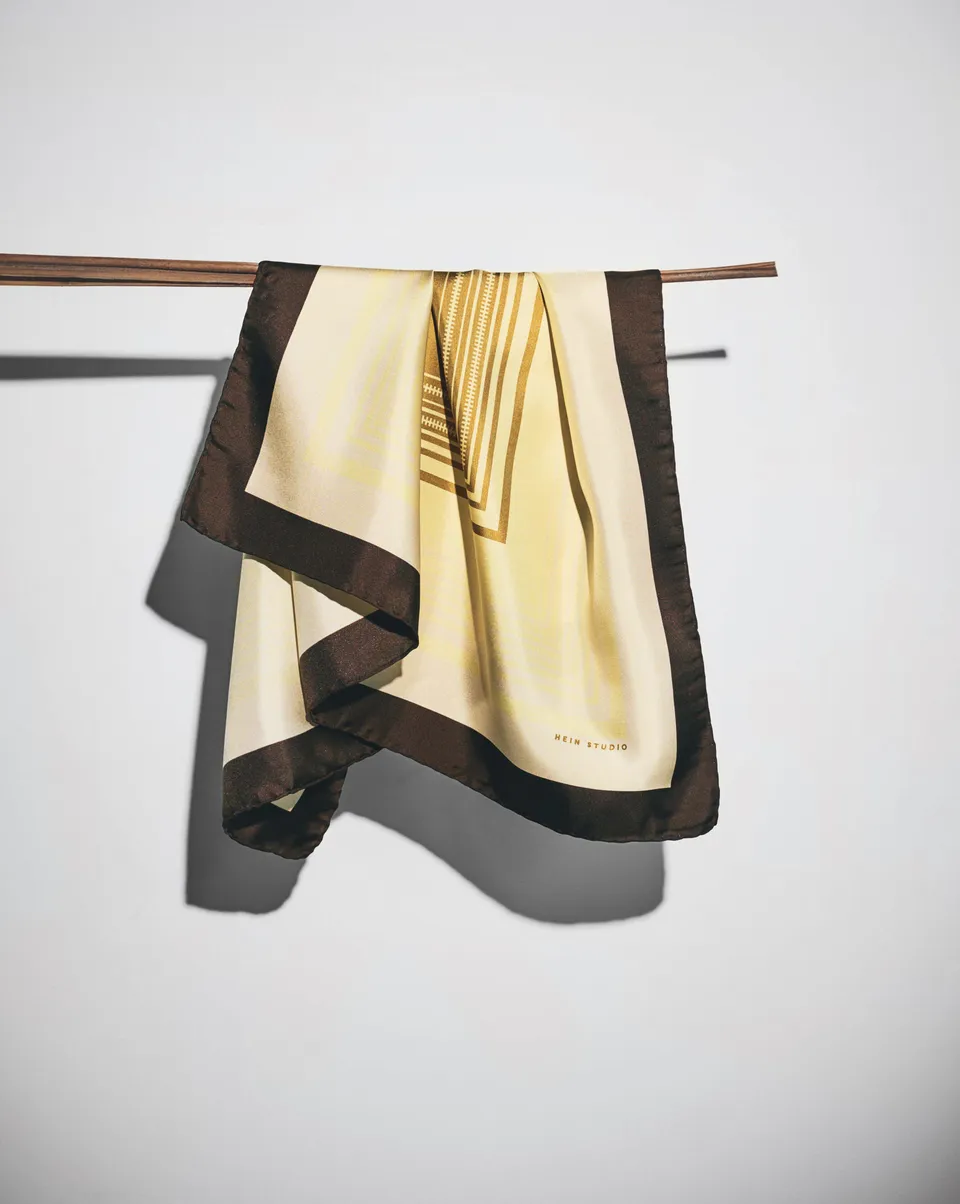 hein-studio-awena-03-foulard-soie-cr-me-gold-70cm image 1