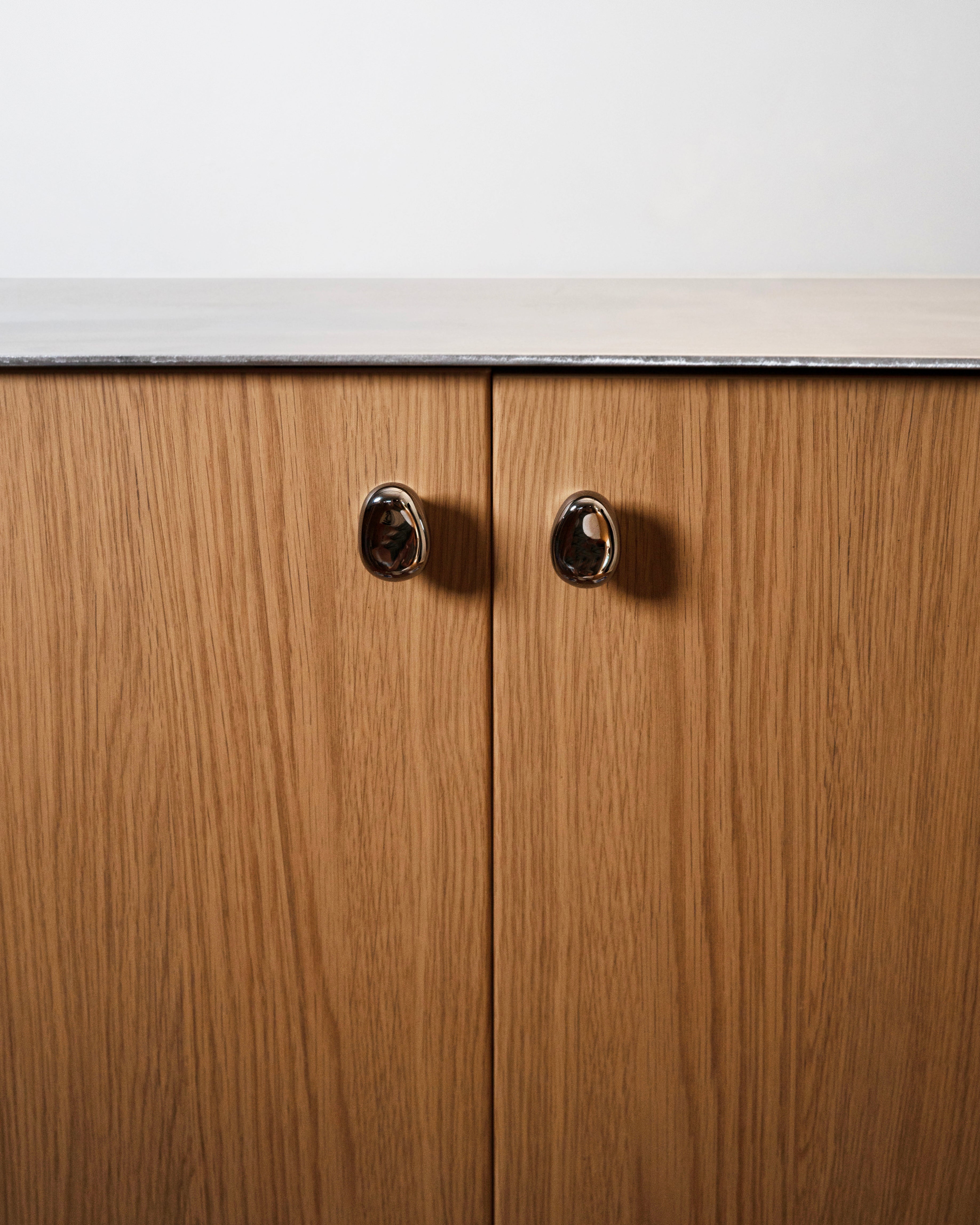 hein-studio-rud-bouton-de-meuble-laiton-titane image 6