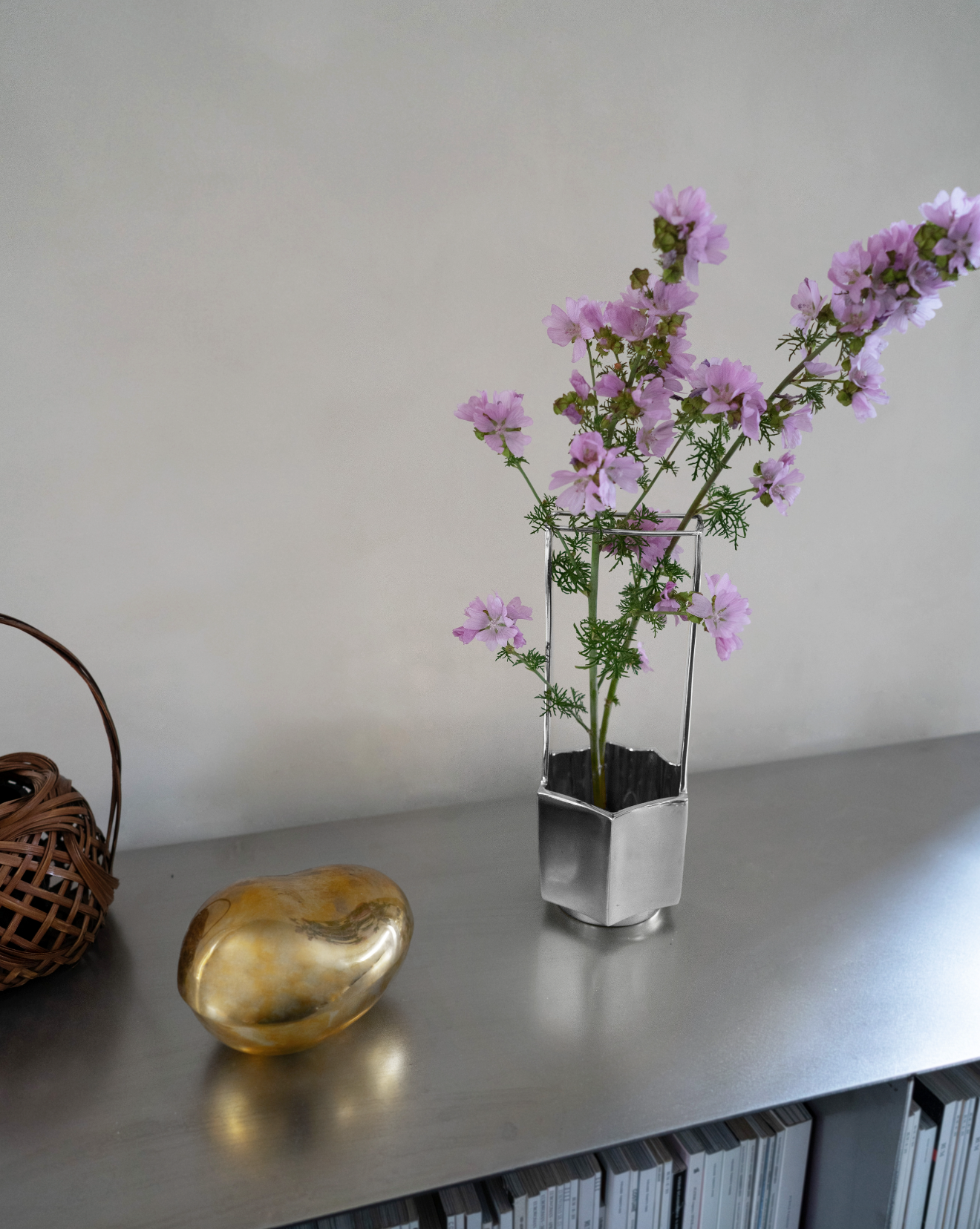 hein-studio-ikebana-vase-titane-laiton-30-cm image 3
