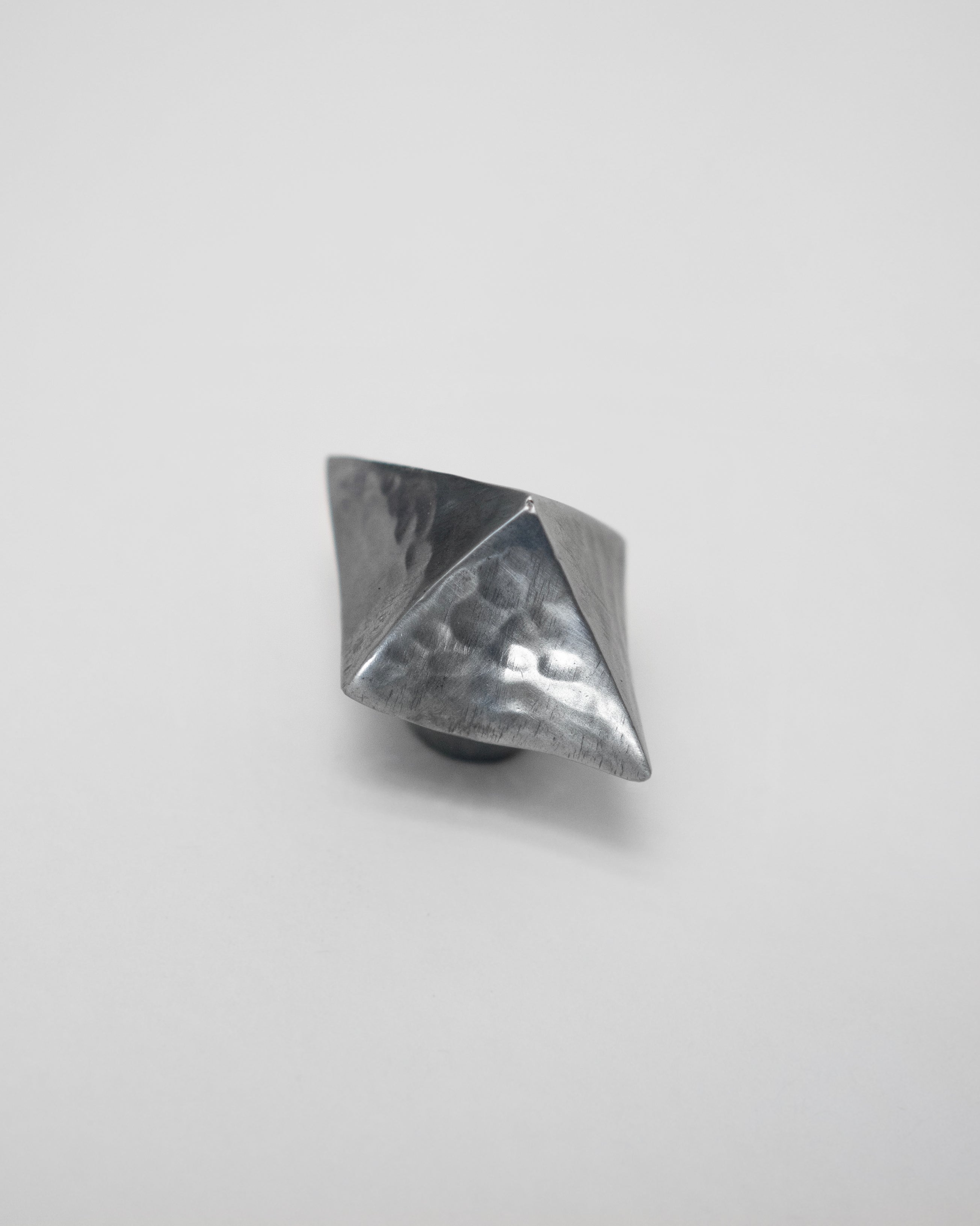 hein-studio-villum-bouton-meuble-finition-zinc image 4