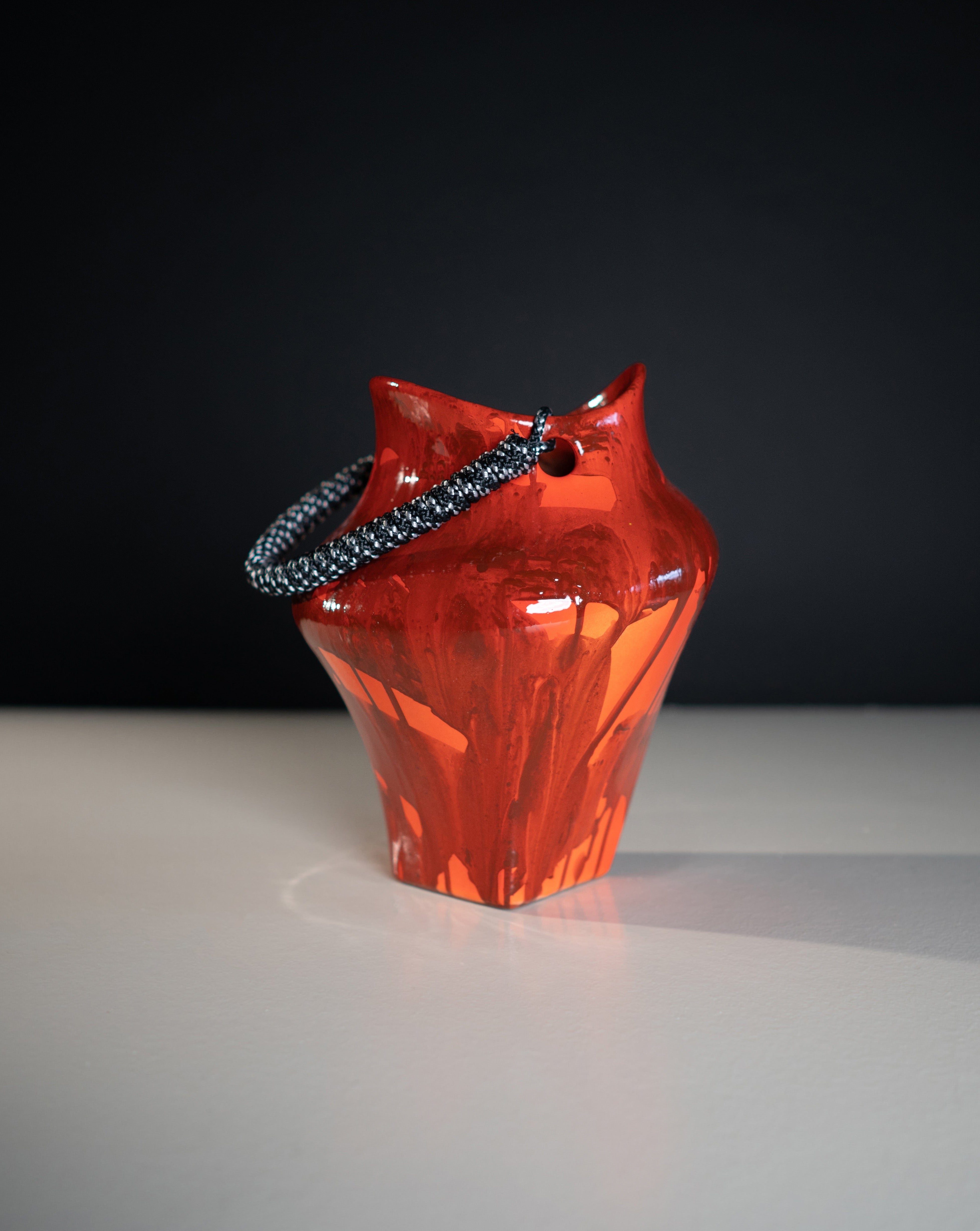 hein-studio-nami-vase-avec-anse-c-ramique-peinte-main-25-cm image 1