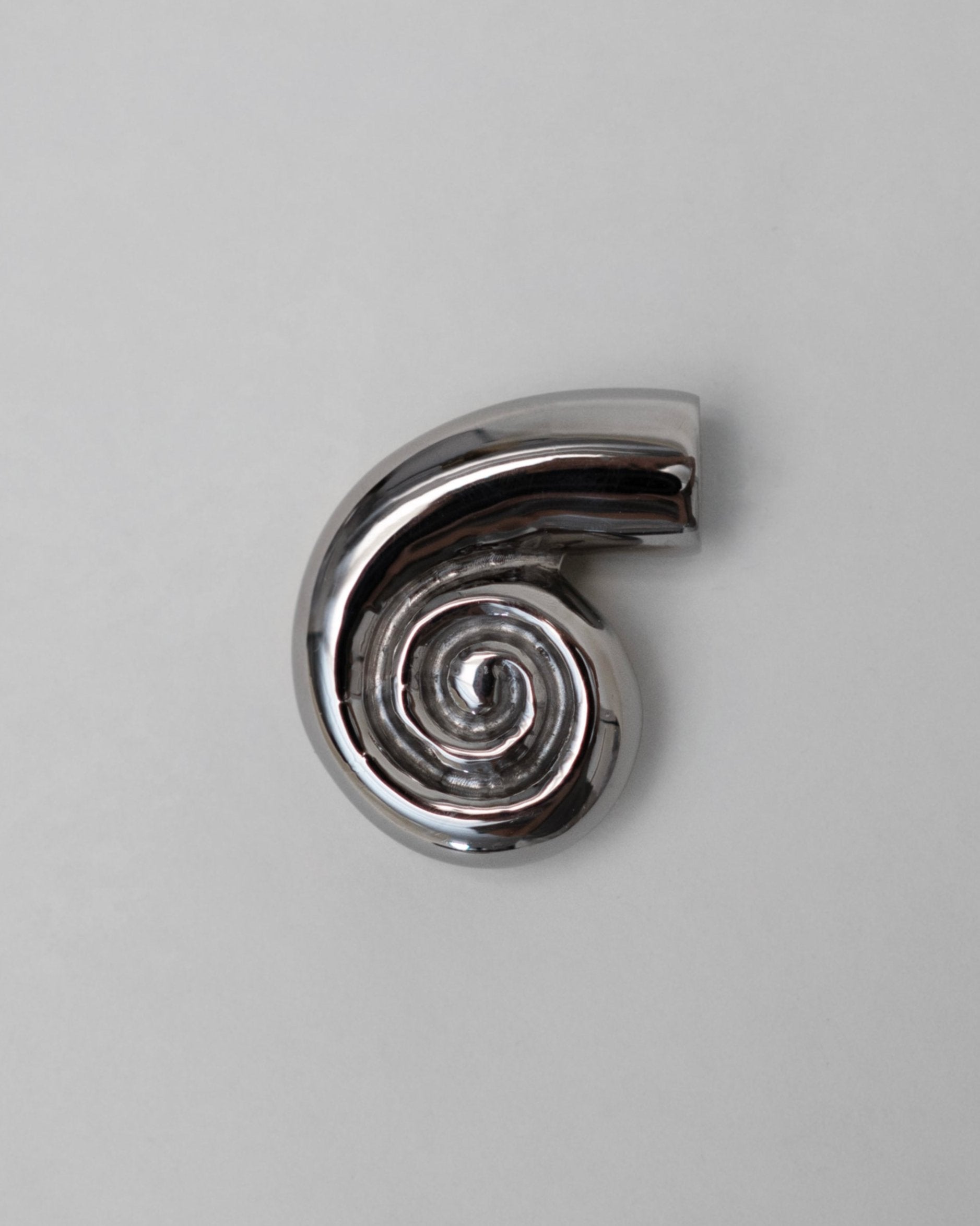 hein-studio-noelle-bouton-de-meuble-titane-laiton-massif image 1