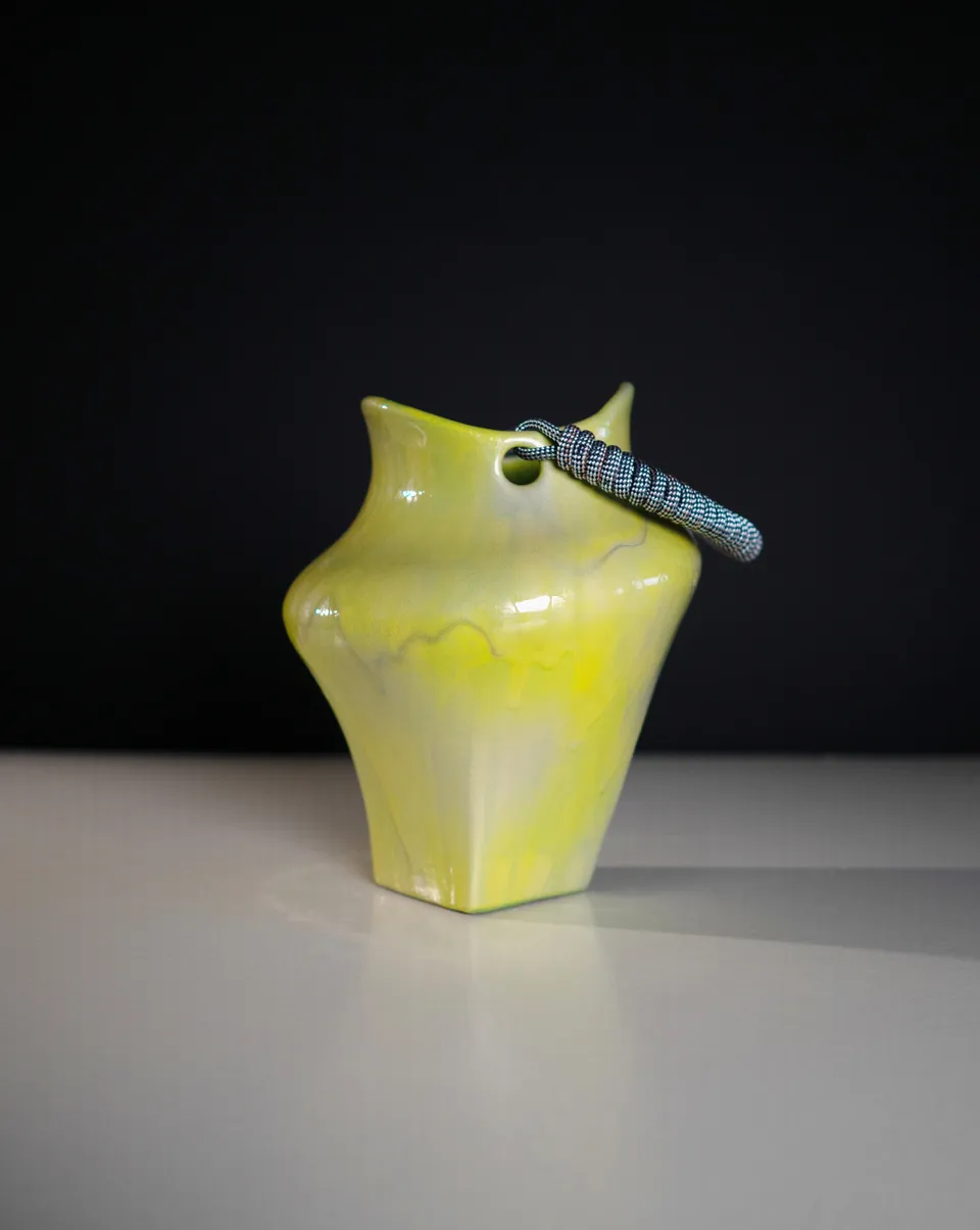 hein-studio-nami-vase-c-ramique-anse-peint-main-unique image 1