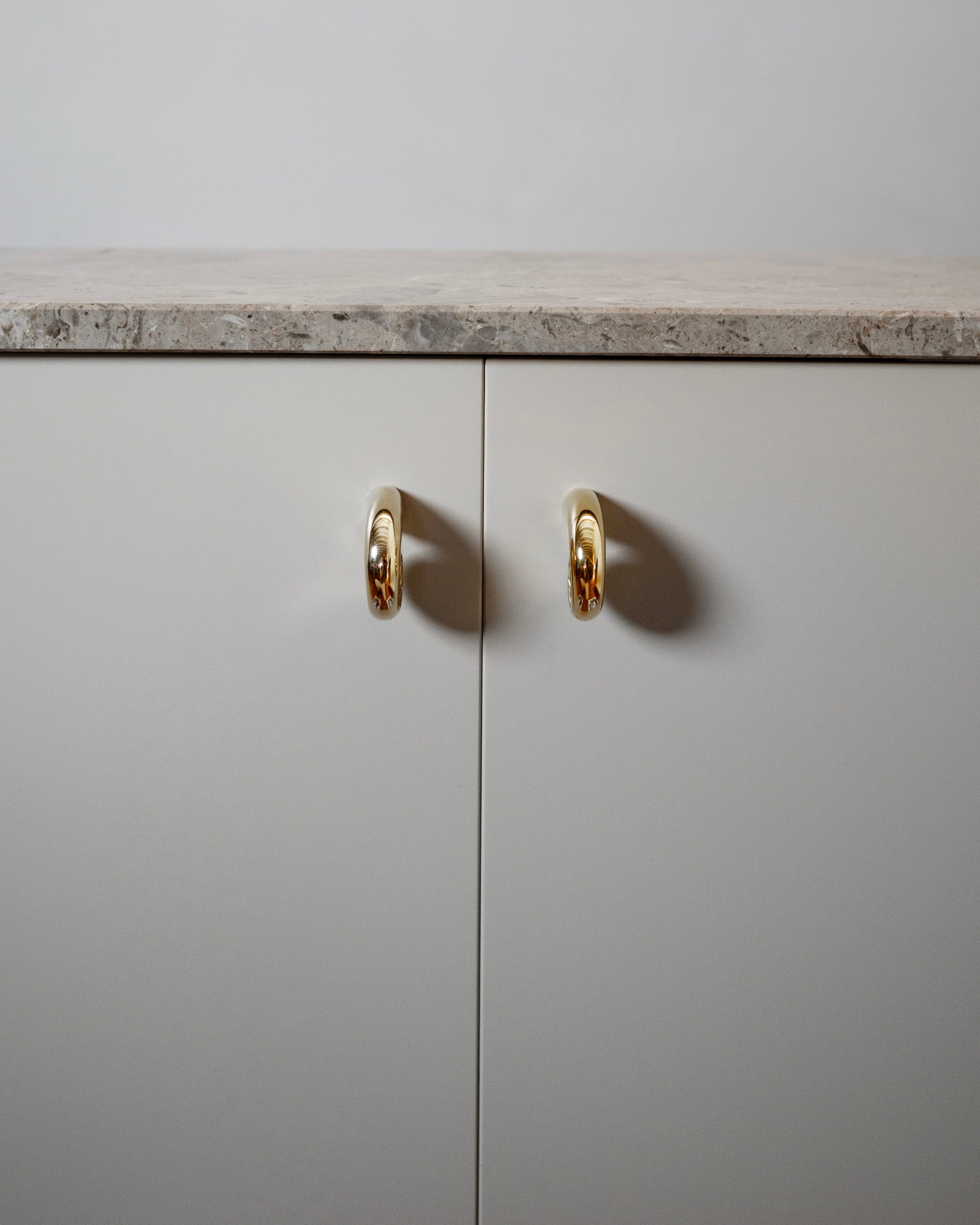 hein-studio-noelle-bouton-meuble-laiton-massif image 2