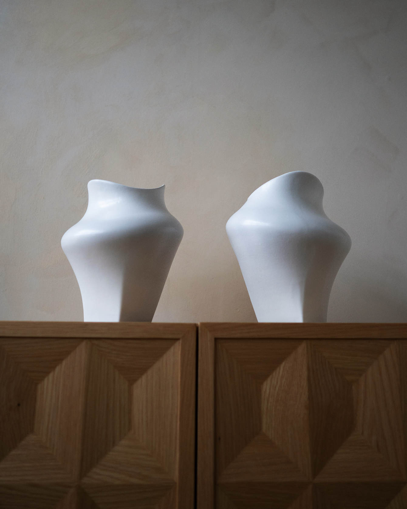 hein-studio-nami-vase-c-ramique-blanc-25-cm-maill-main image 6