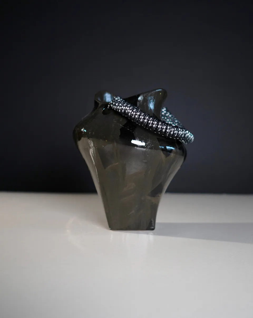 hein-studio-nami-vase-c-ramique-anse-peint-main image 1