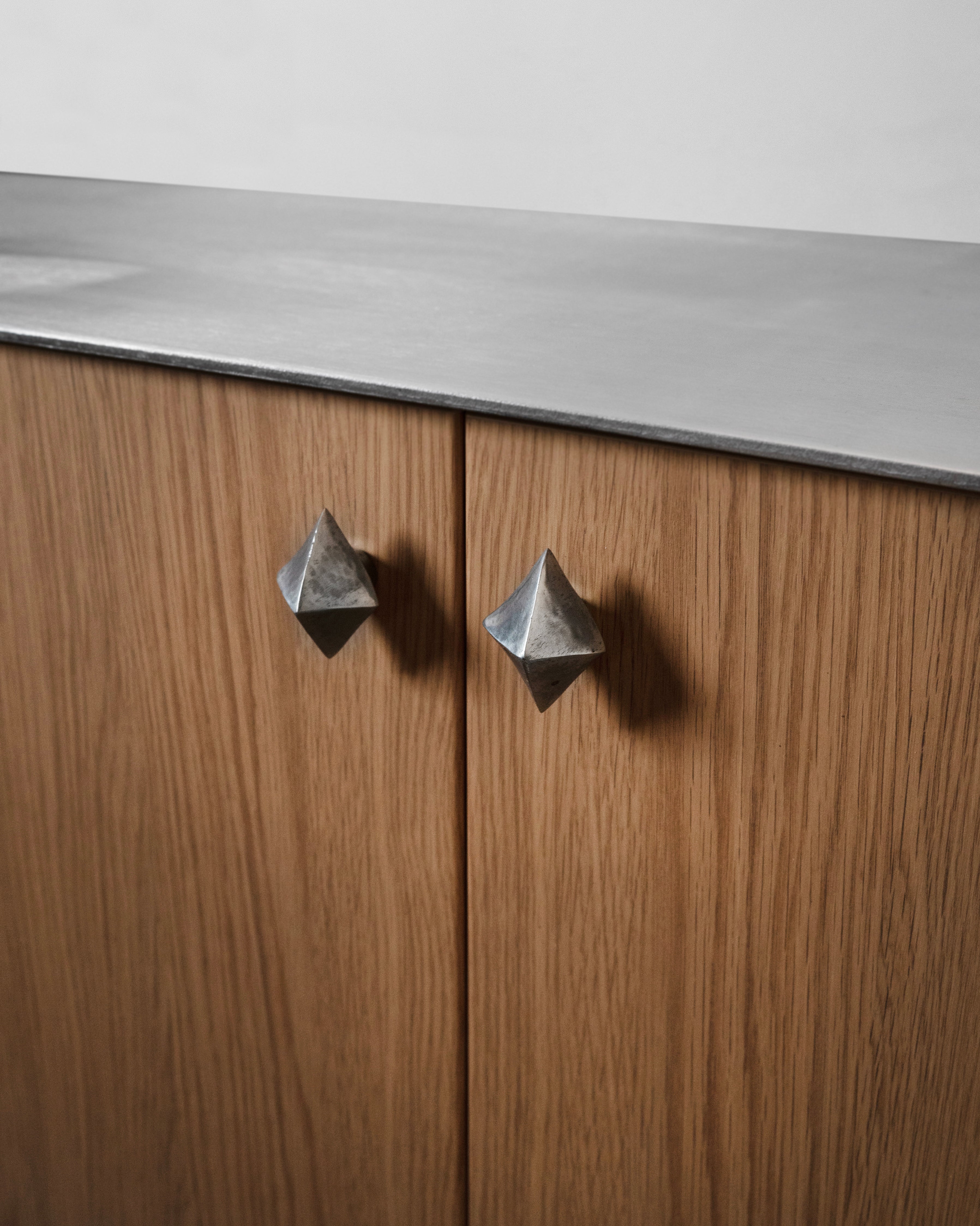 hein-studio-villum-bouton-meuble-finition-zinc image 3