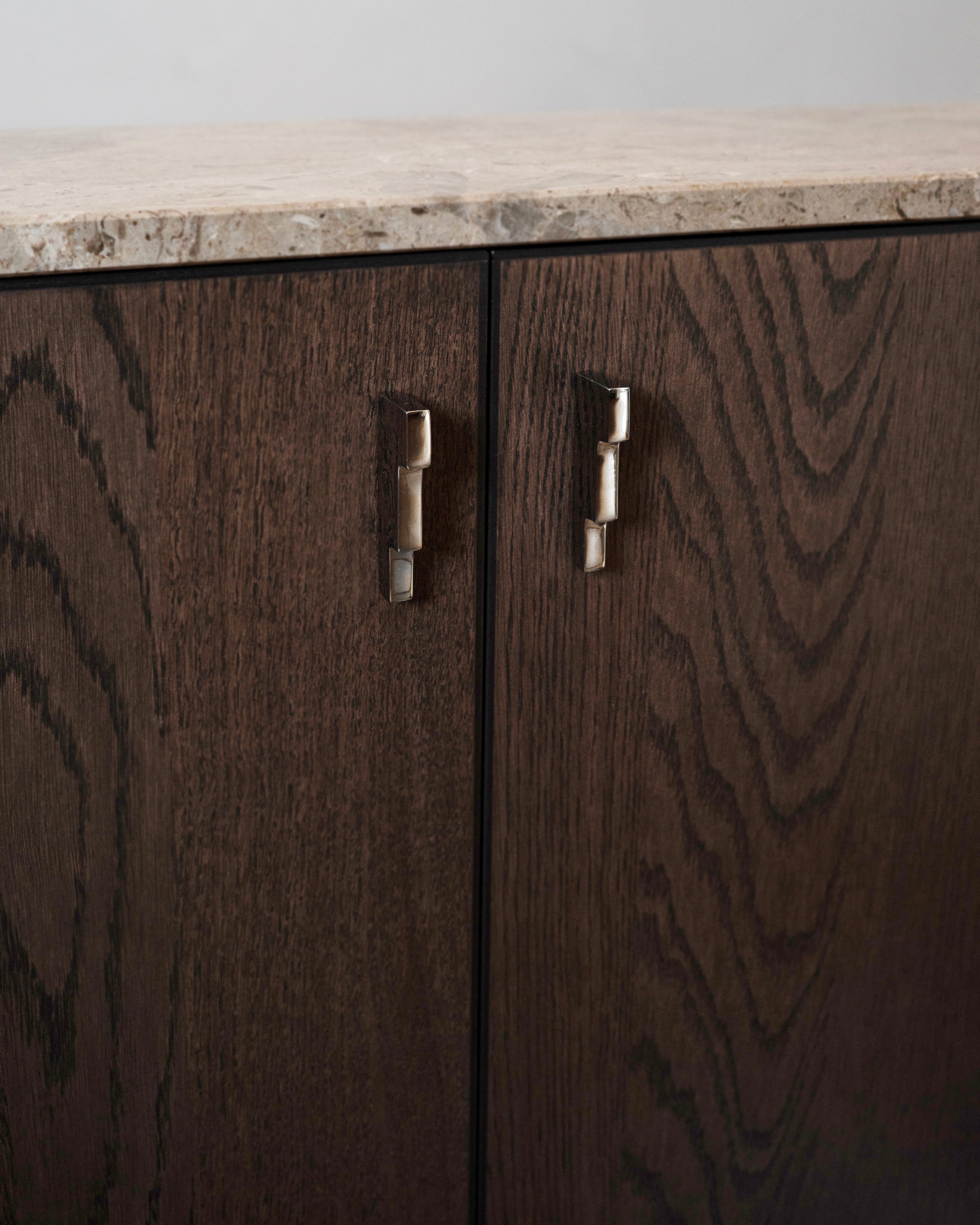 hein-studio-pierre-knob-bouton-meuble-laiton-titane image 4