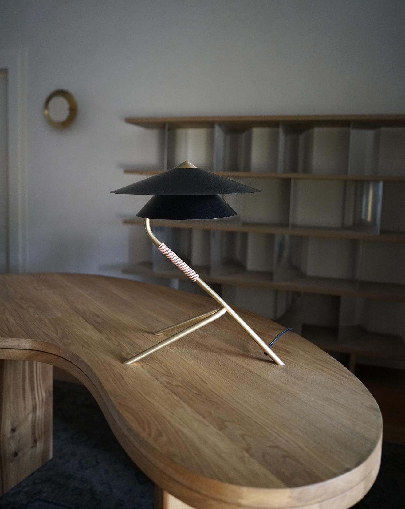 hein-studio-meconopsis-lampe-de-table-laiton-46-cm image 5