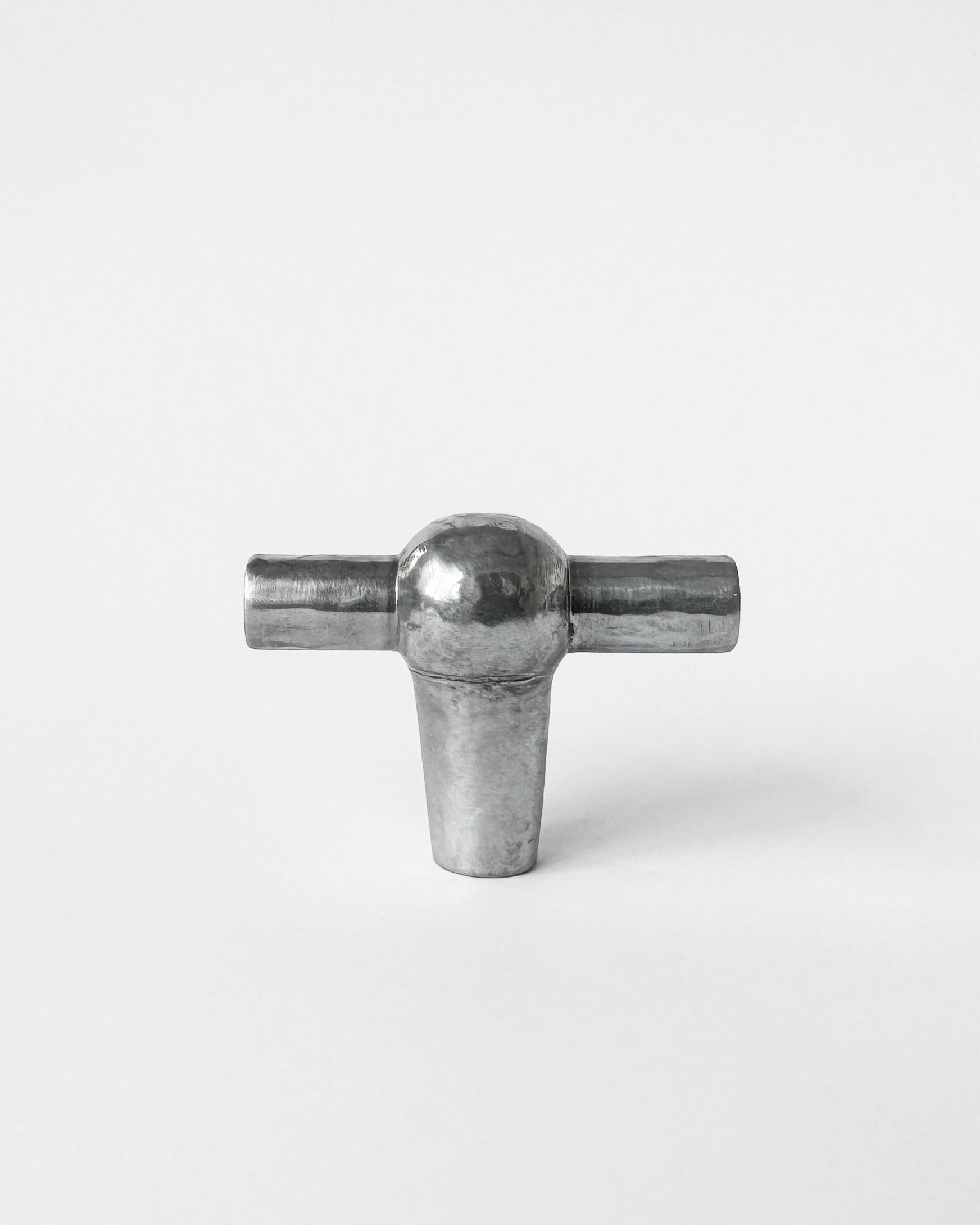 hein-studio-freya-bouton-meuble-laiton-finition-zinc image 2