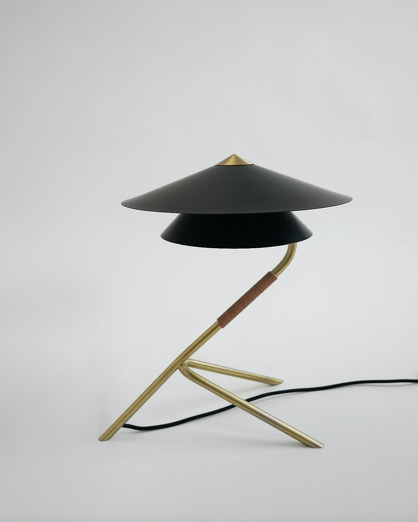 hein-studio-meconopsis-lampe-de-table-laiton-46-cm image 6