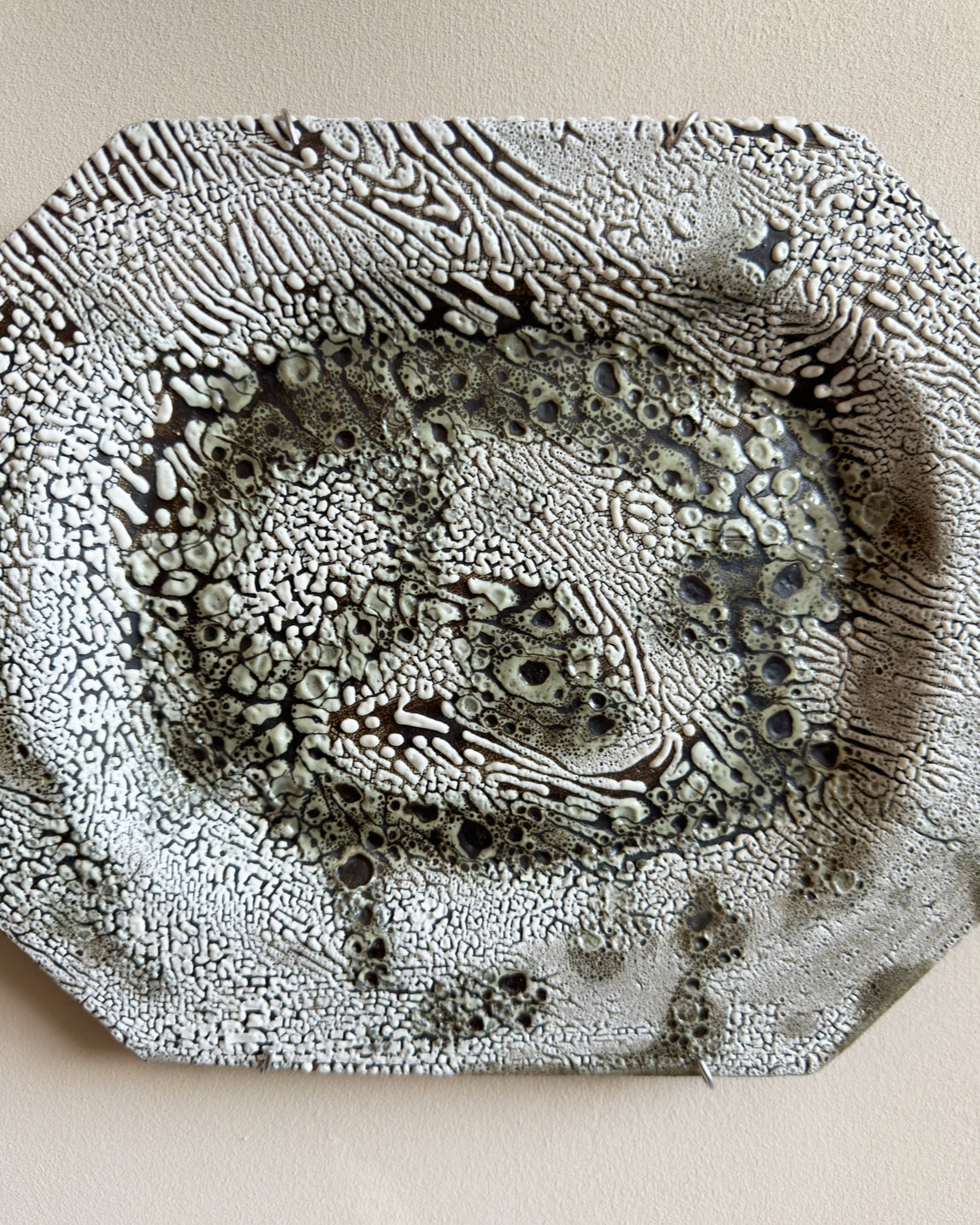 hein-studio-assiette-murale-gr-s-fait-main-26x22-cm image 2