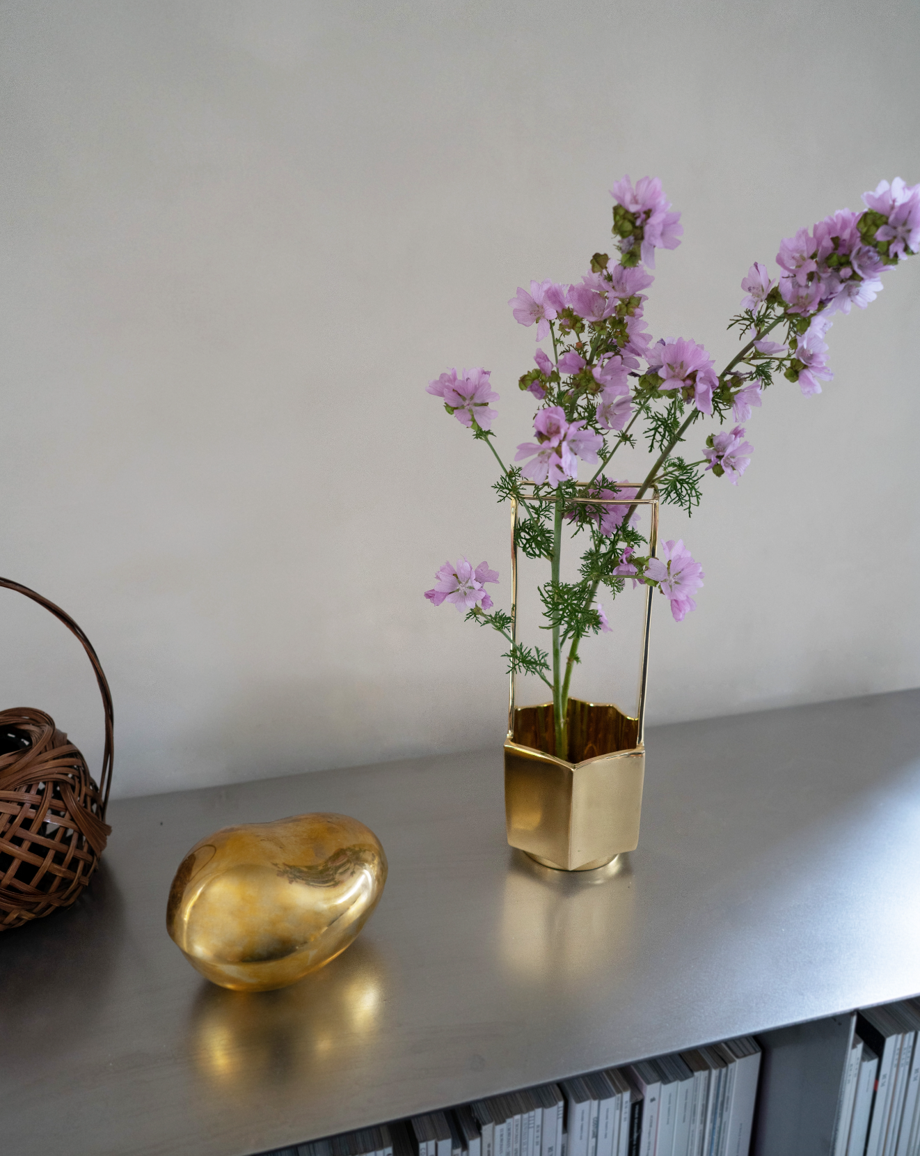 hein-studio-ikebana-vase-laiton-massif-30-cm image 3