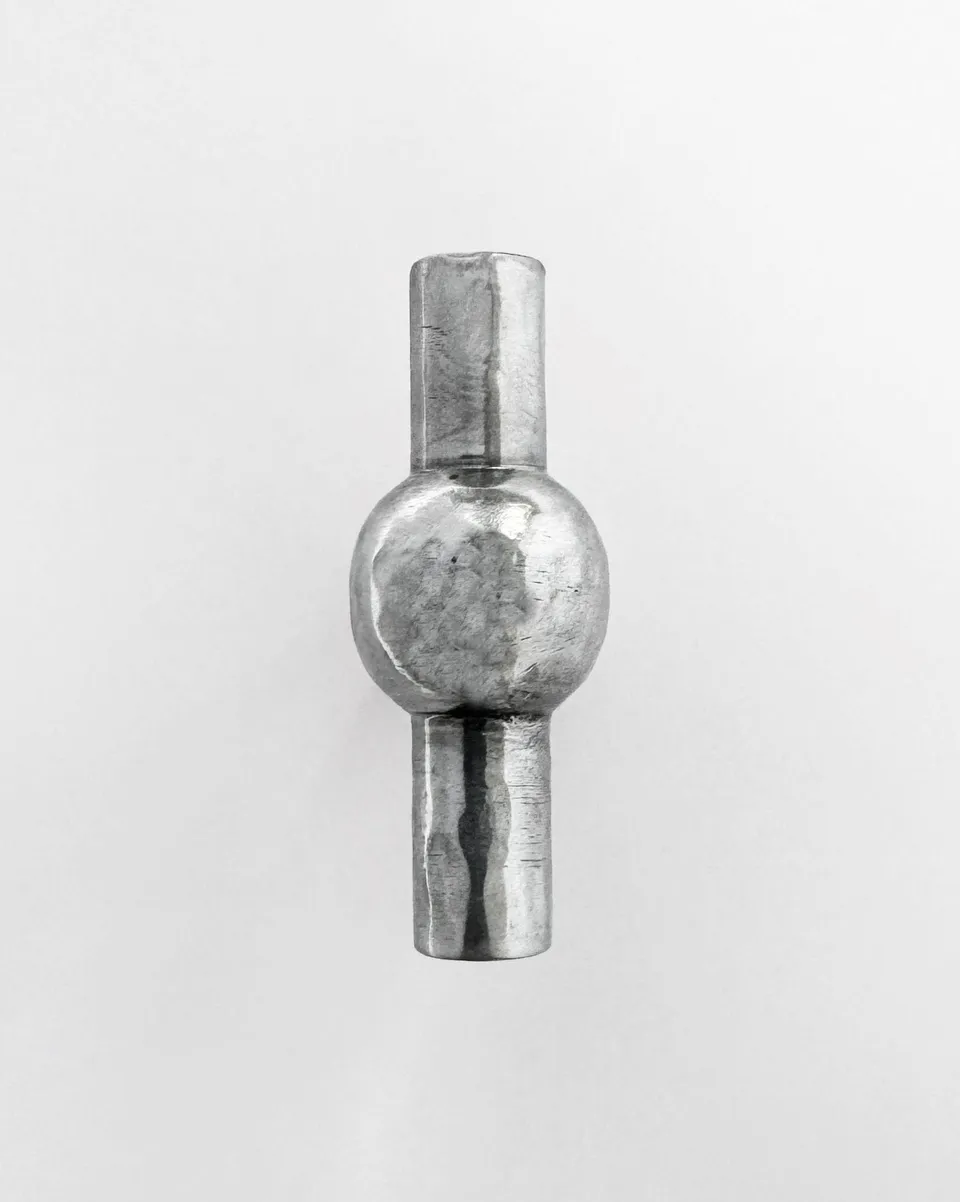 hein-studio-freya-bouton-meuble-laiton-finition-zinc image 1