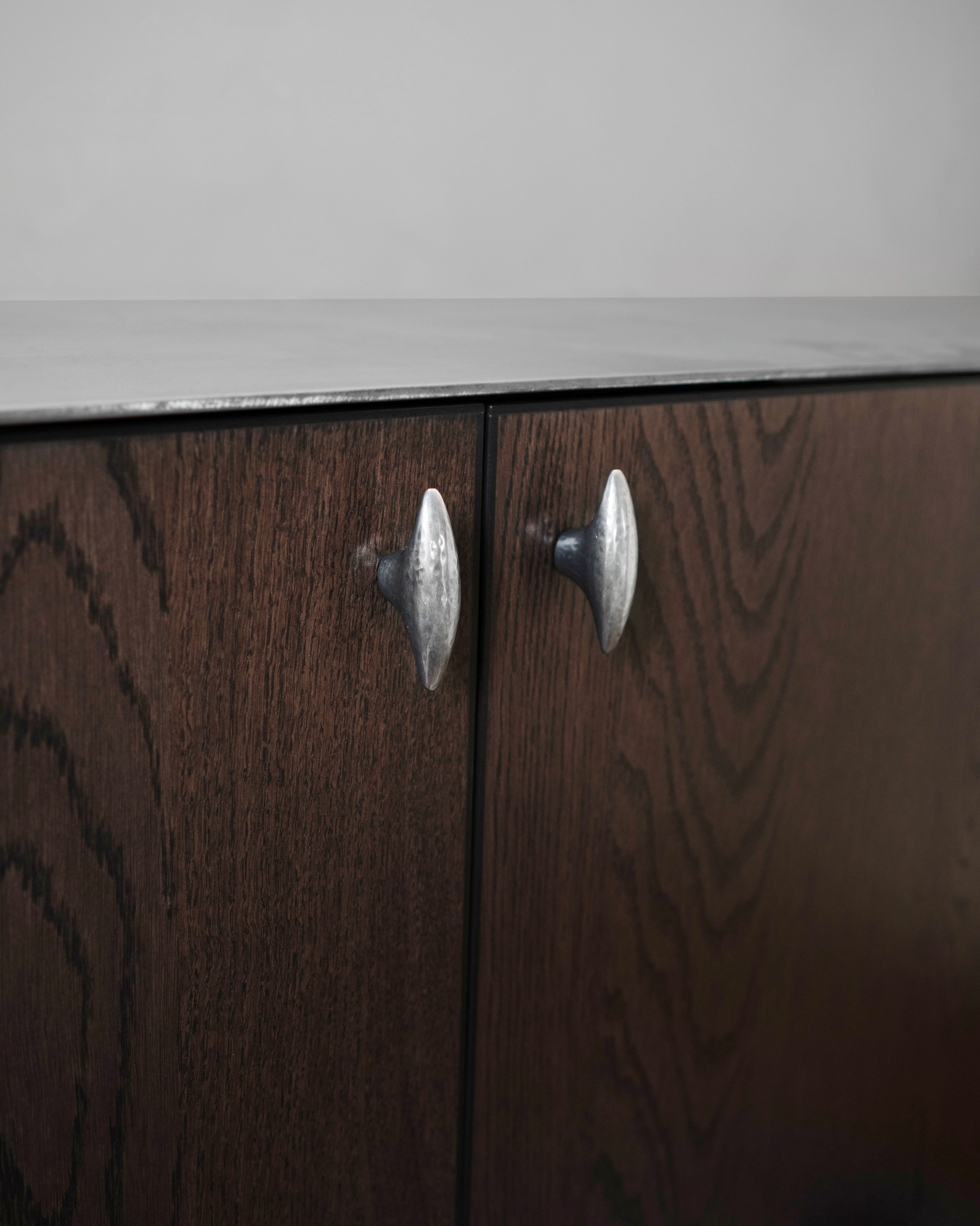 hein-studio-belle-bouton-de-meuble-laiton-finition-zinc image 3