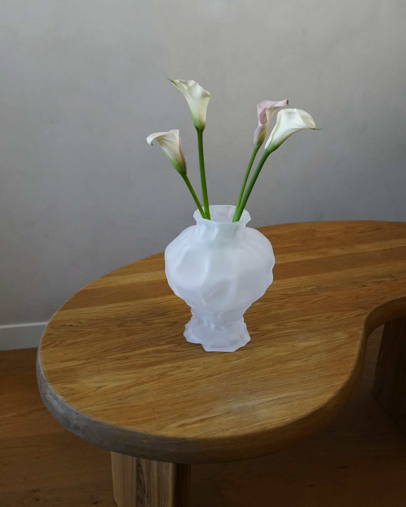 hein-studio-ammonit-vase-en-verre-blanc-givr-h30 image 3
