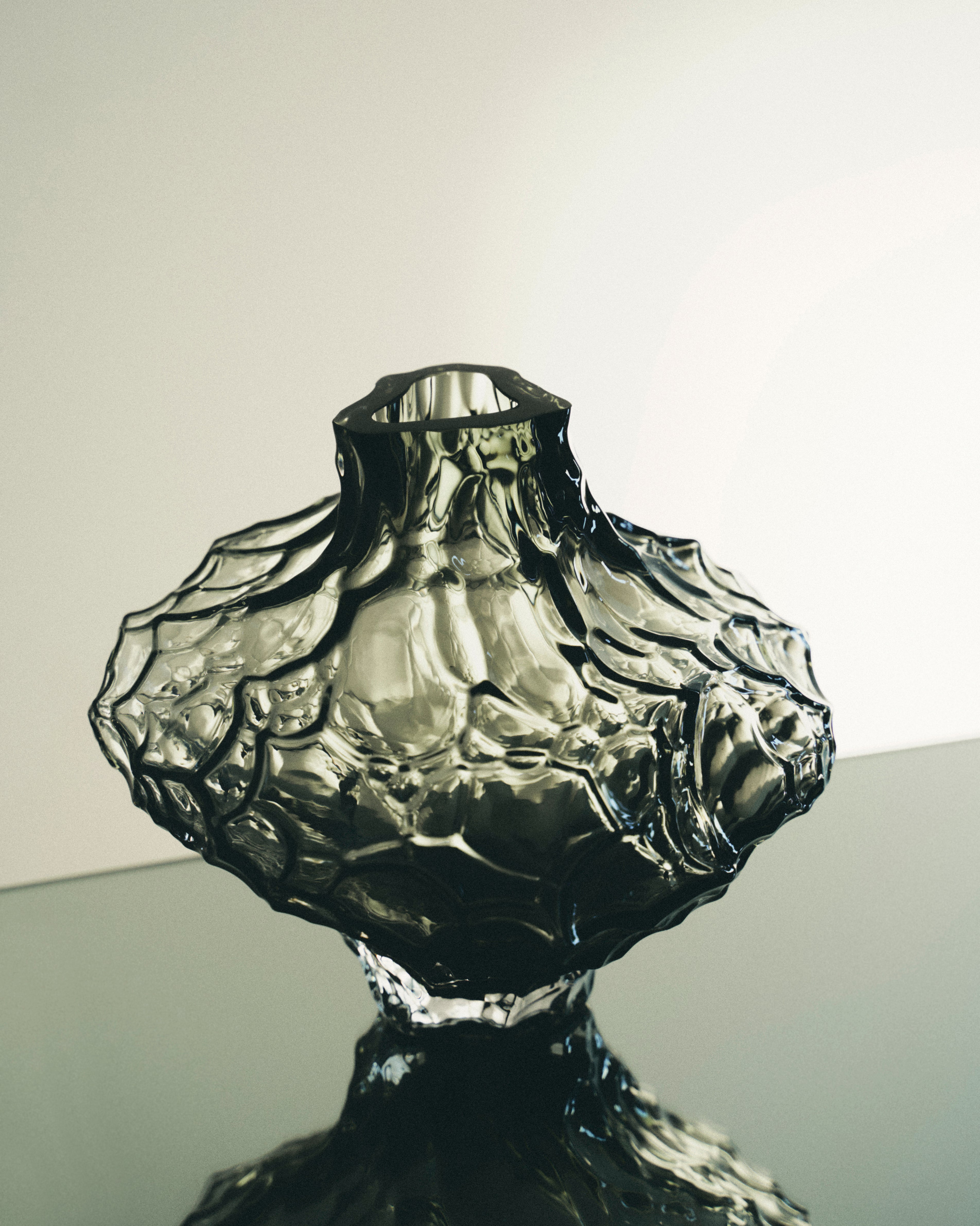 hein-studio-canyon-large-vase-verre-fum-23cm image 5