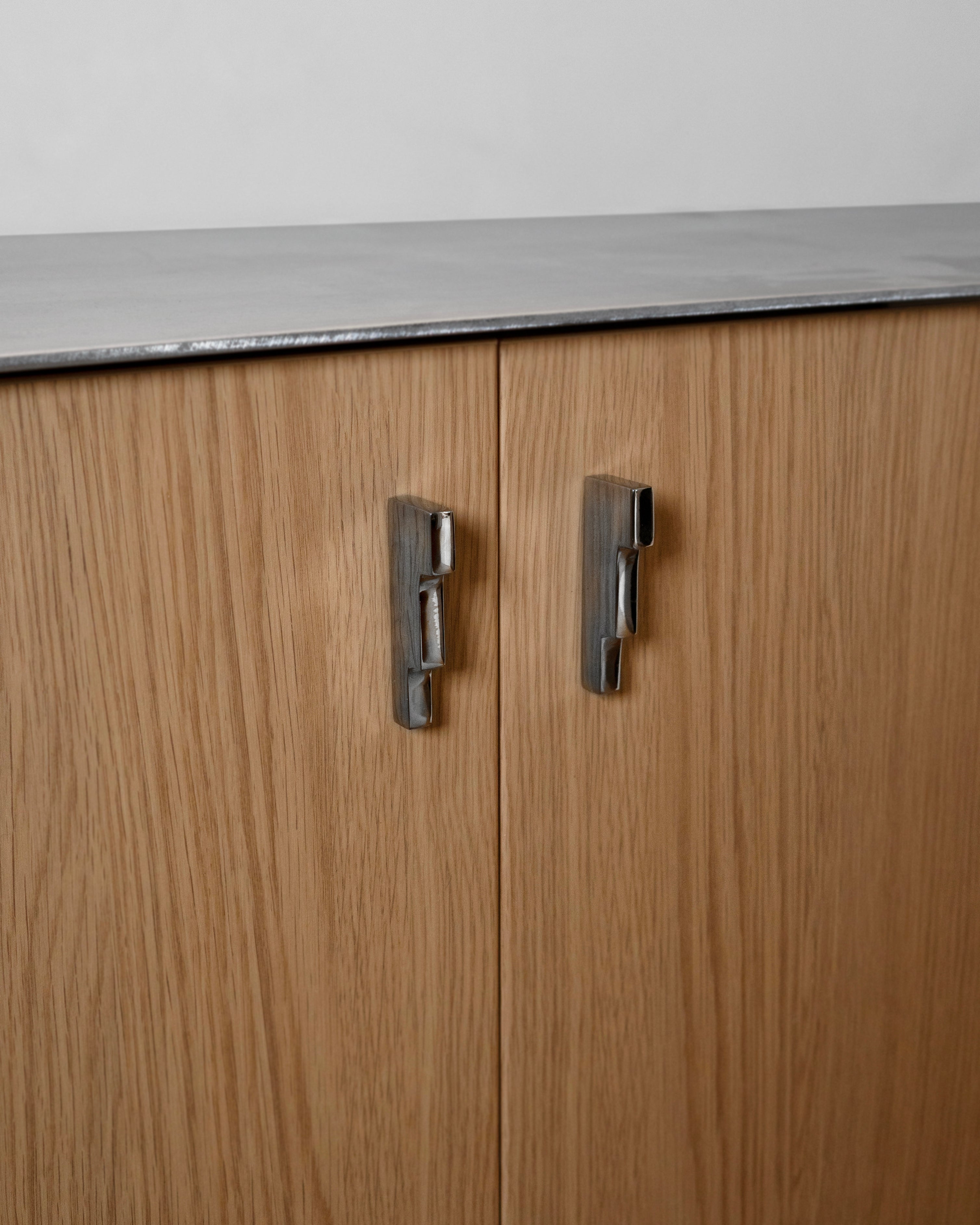 hein-studio-pierre-knob-bouton-meuble-laiton-titane image 2