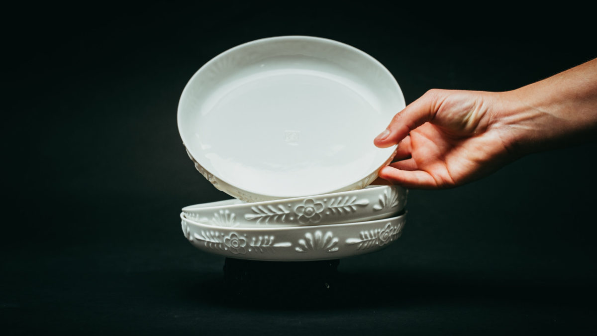 c-cile-charroy-jiki-assiette-porcelaine-relief-grav image 3