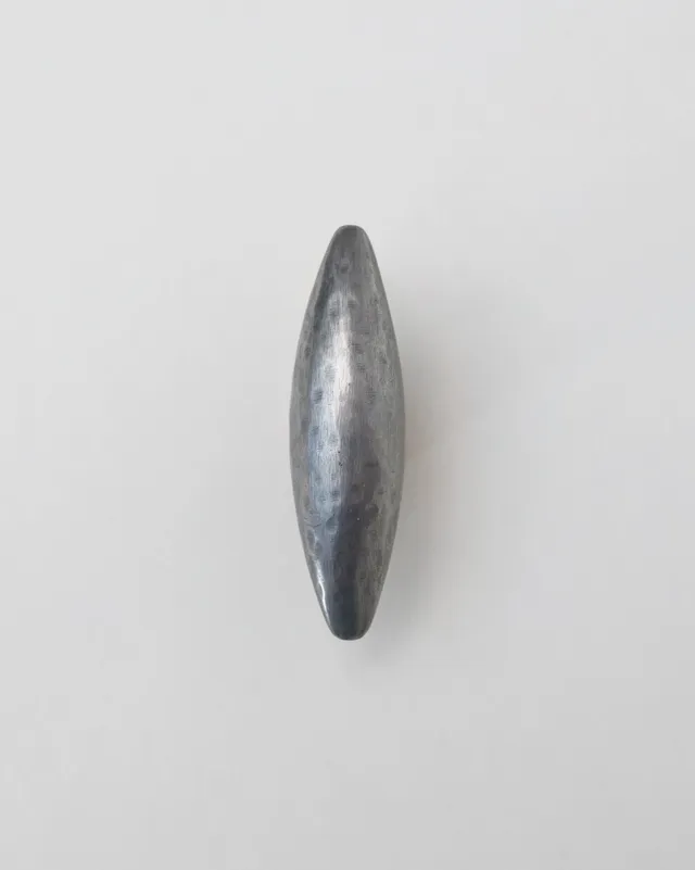 hein-studio-belle-bouton-de-meuble-laiton-finition-zinc image 1