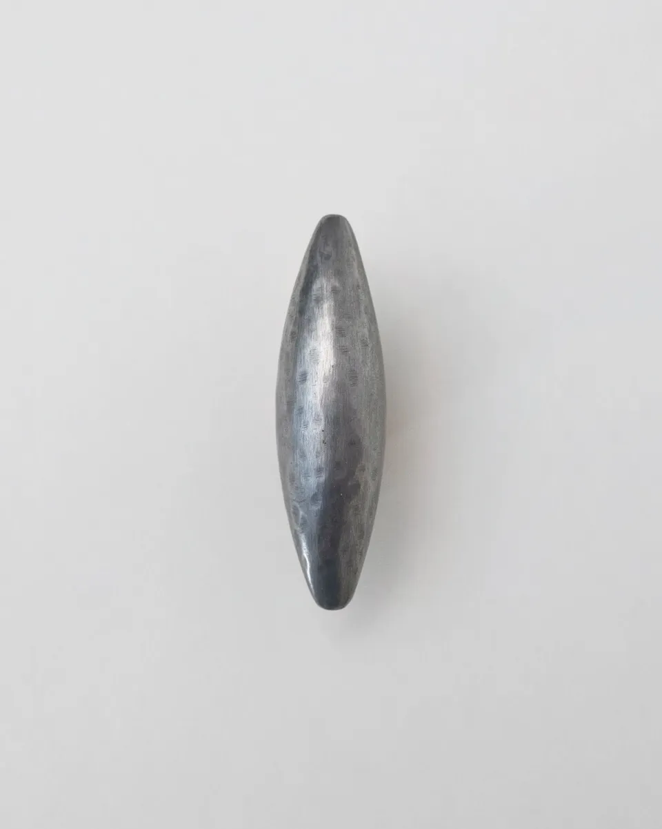 hein-studio-belle-bouton-de-meuble-laiton-finition-zinc image 1