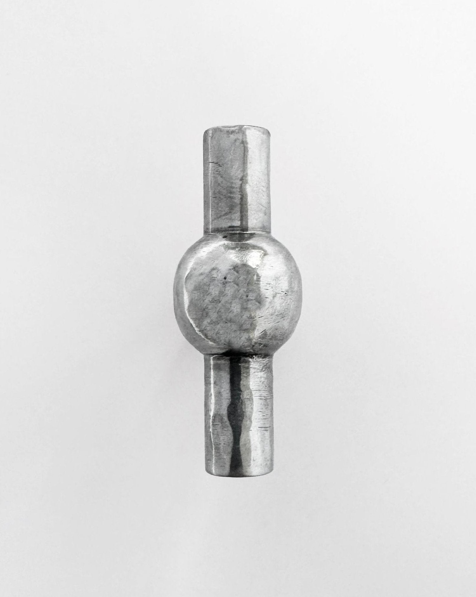 hein-studio-freya-bouton-meuble-laiton-finition-zinc image 1
