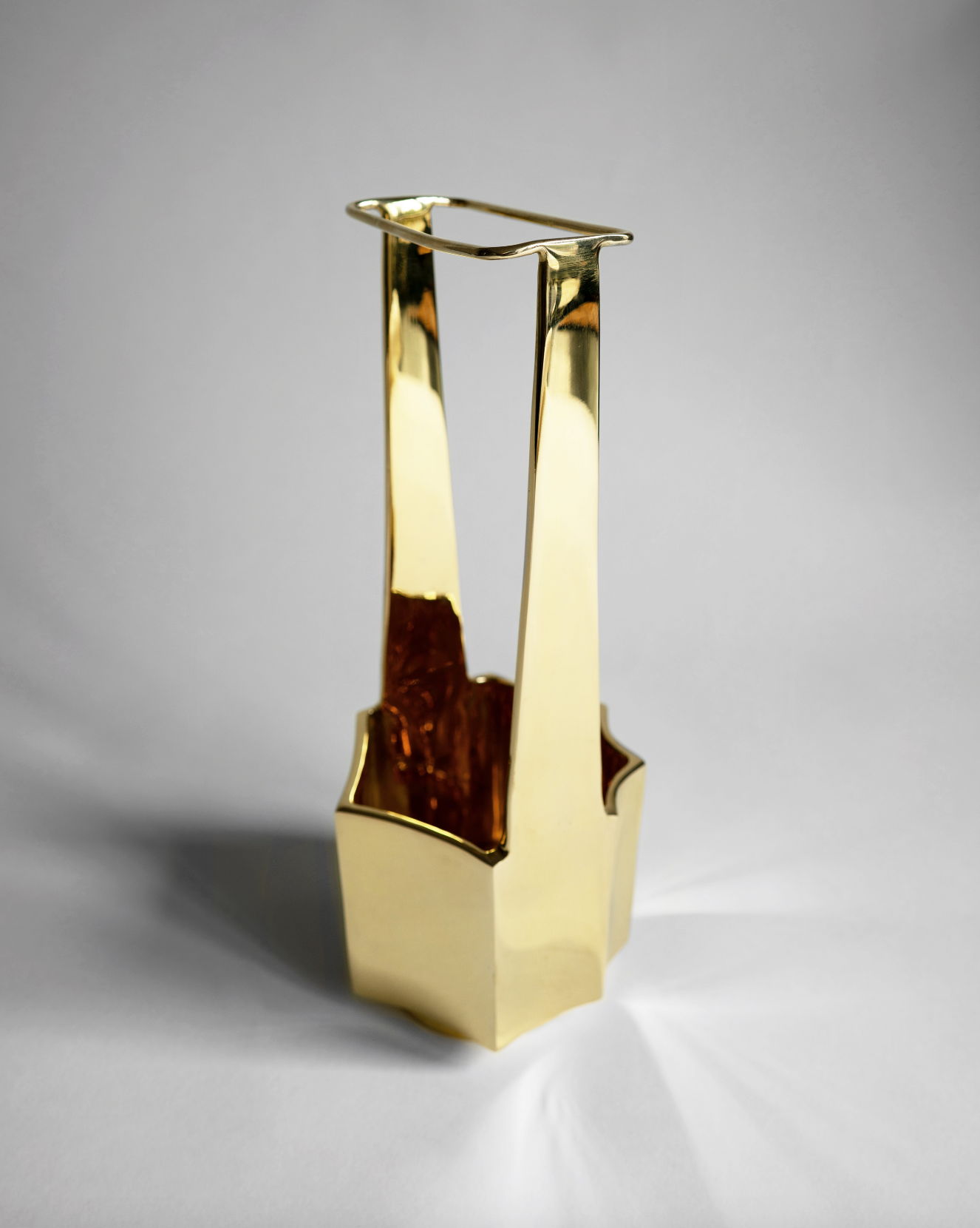 hein-studio-ikebana-vase-laiton-massif-30-cm image 4