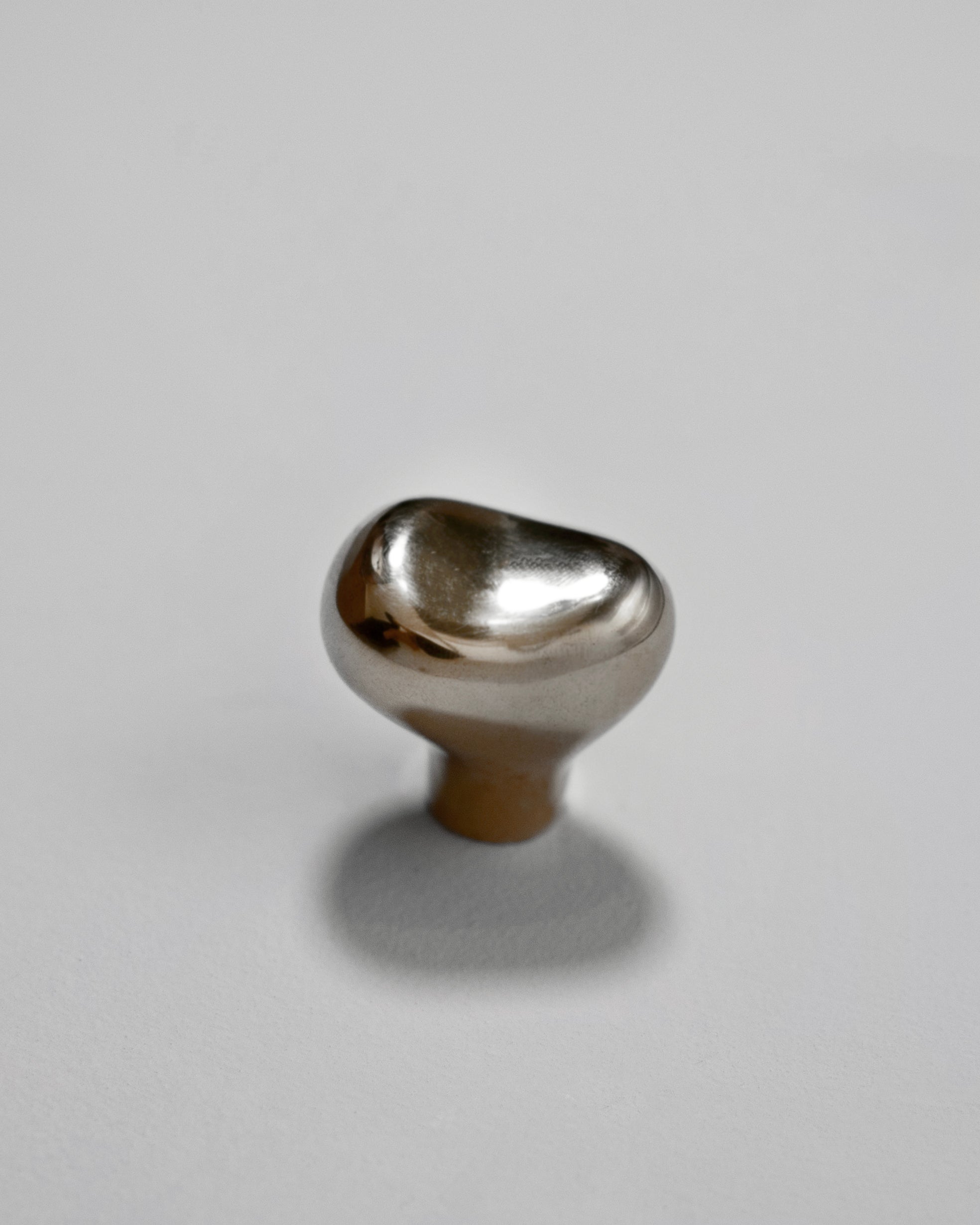 hein-studio-rud-bouton-de-meuble-laiton-titane image 3