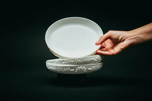 c-cile-charroy-jiki-assiette-porcelaine-relief-grav image 1