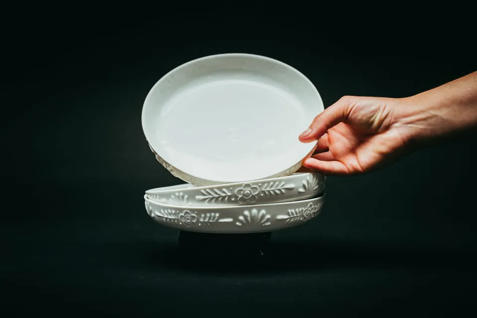 c-cile-charroy-jiki-assiette-porcelaine-relief-grav image 1