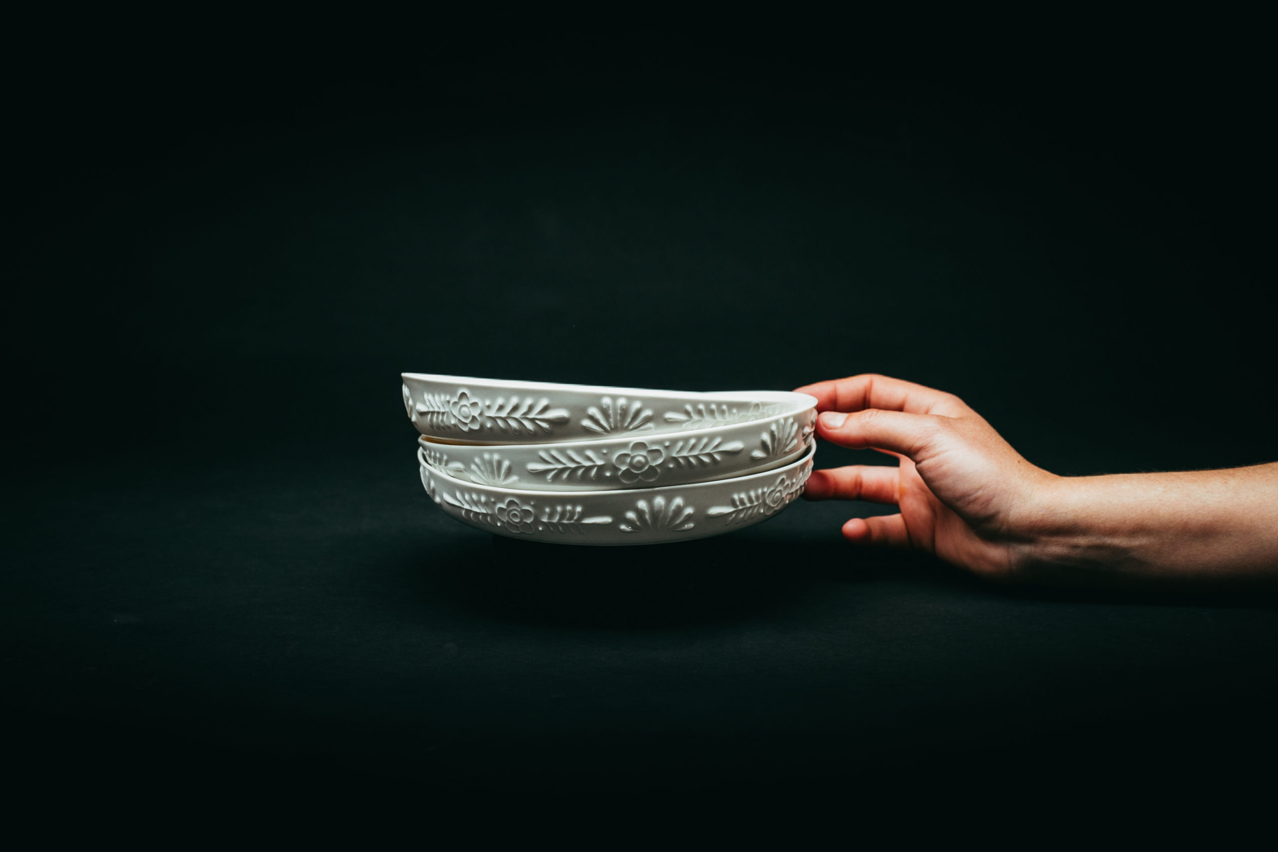 c-cile-charroy-jiki-assiette-porcelaine-relief-grav image 6