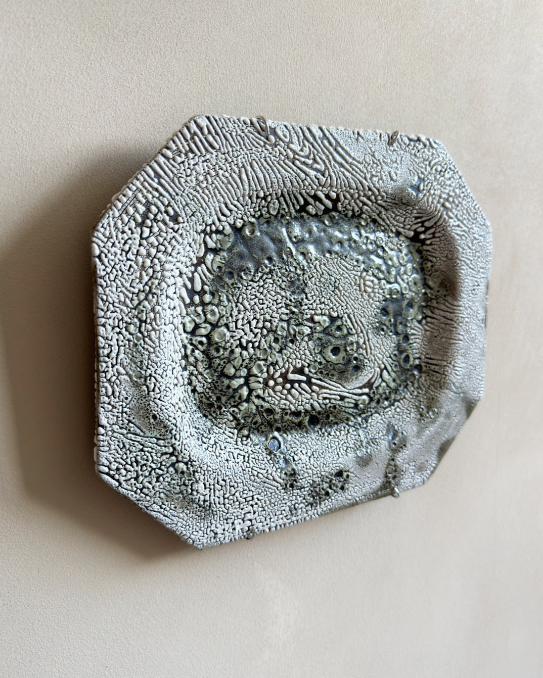 hein-studio-assiette-murale-gr-s-fait-main-26x22-cm image 3