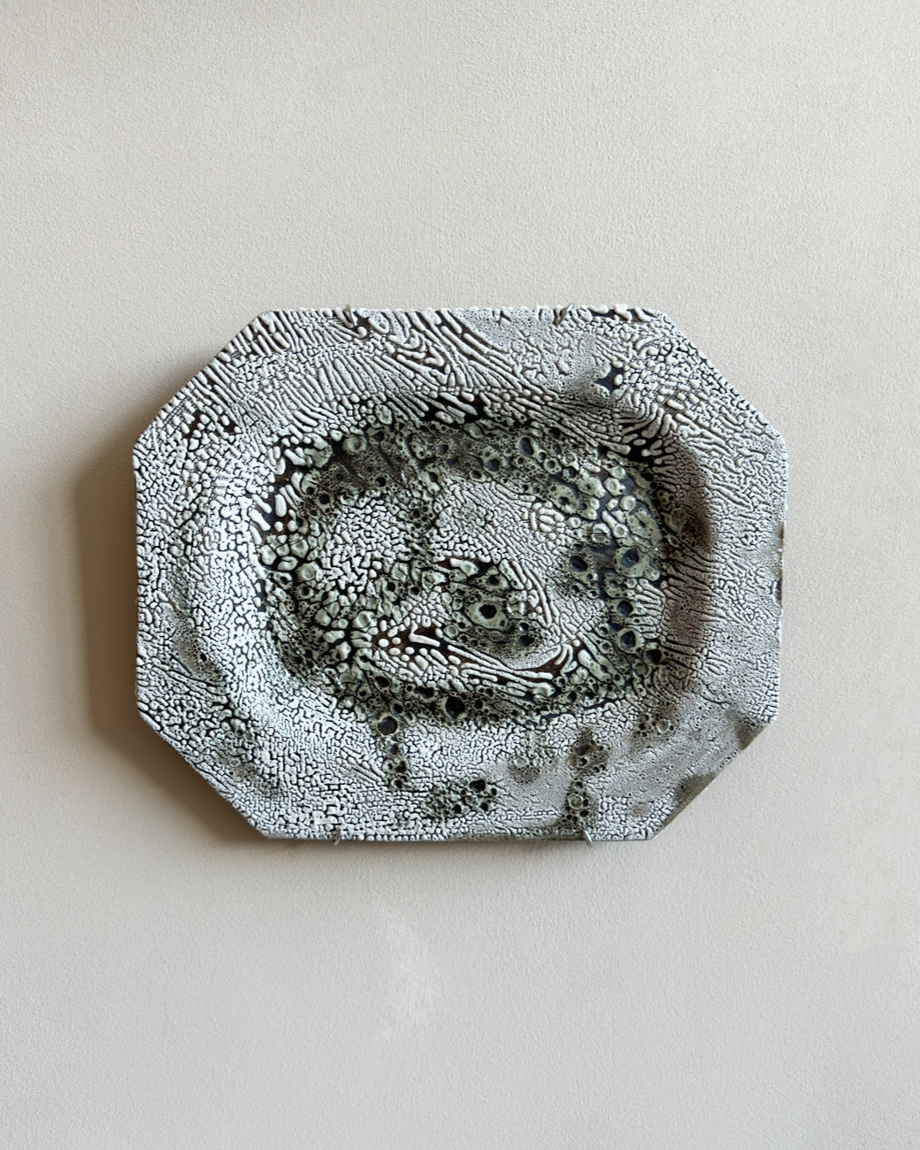 hein-studio-assiette-murale-gr-s-fait-main-26x22-cm image 1